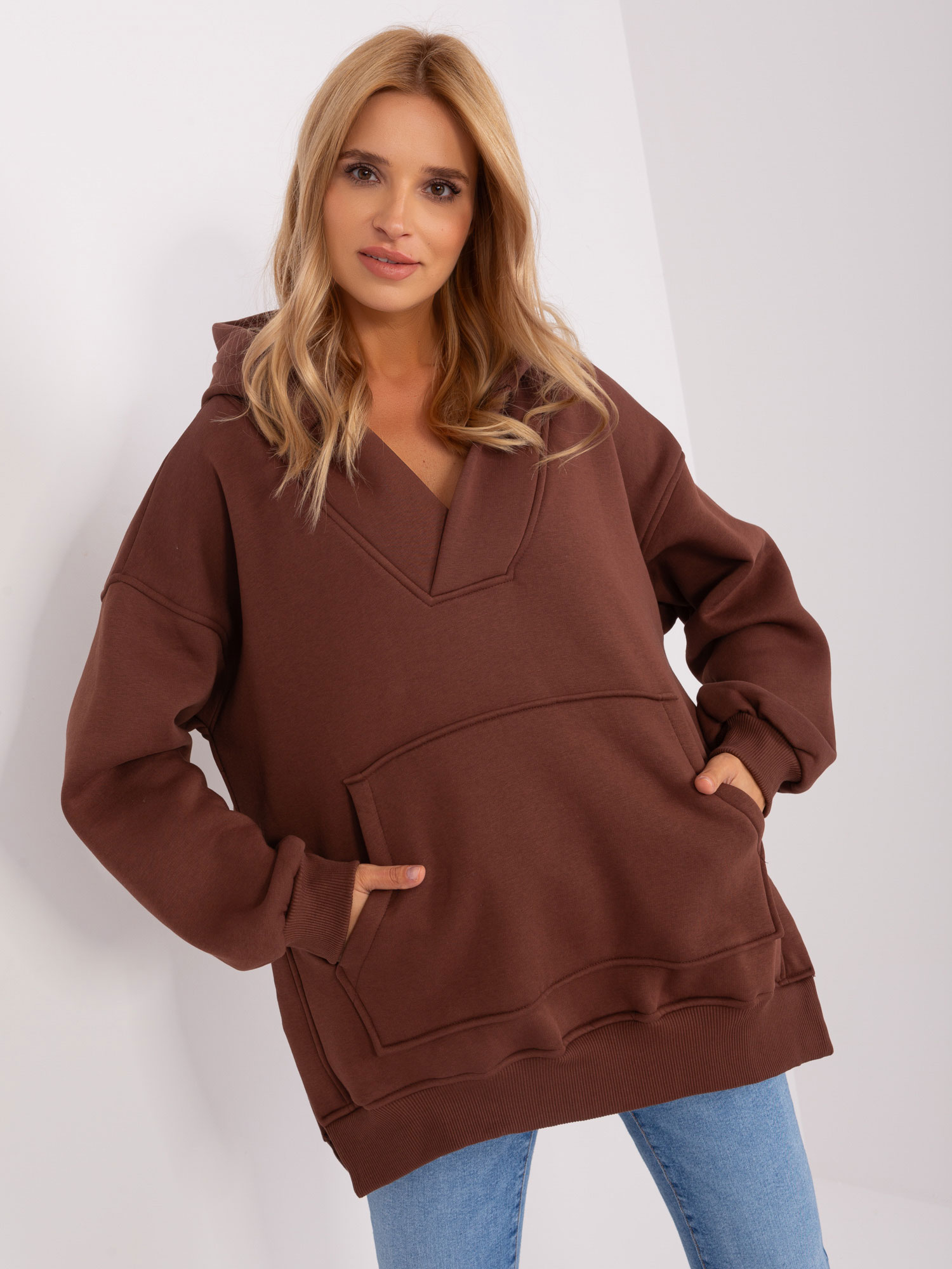 TMAVĚ HNĚDÁ MIKINA S KLOKANÍ KAPSOU, KAPUCÍ A ROZPARKY NA BOCÍCH EM-BL-788.16X-DARK BROWN Velikost: ONE SIZE