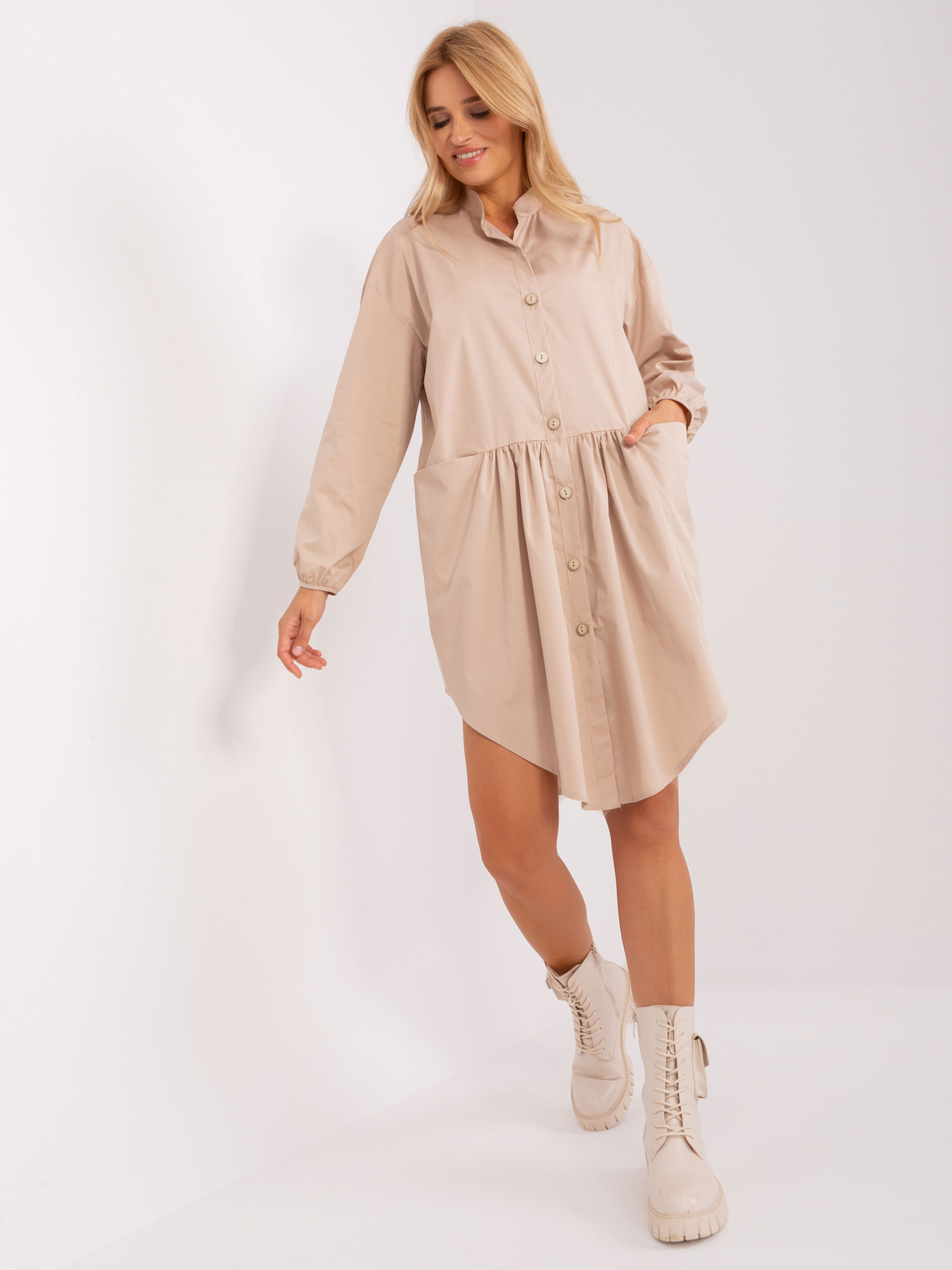 BÉŽOVÉ KOŠILOVÉ ŠATY S KAPSAMI CHA-SK-1027-2.68-BEIGE Velikost: L/XL