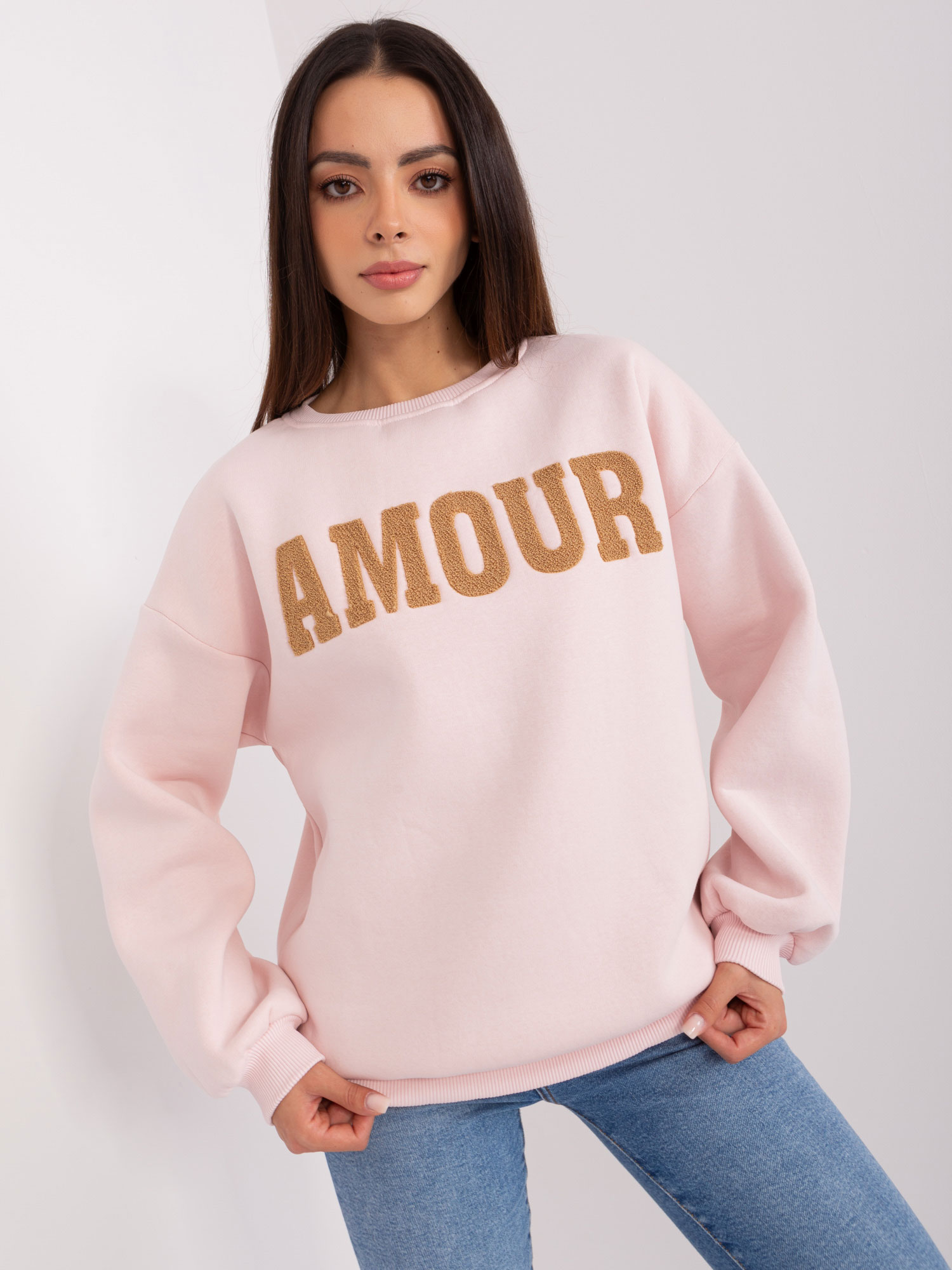 SVĚTLE RŮŽOVÁ MIKINA S NÁPISEM AMOUR EM-BL-617-10.71-LIGHT PINK Velikost: ONE SIZE