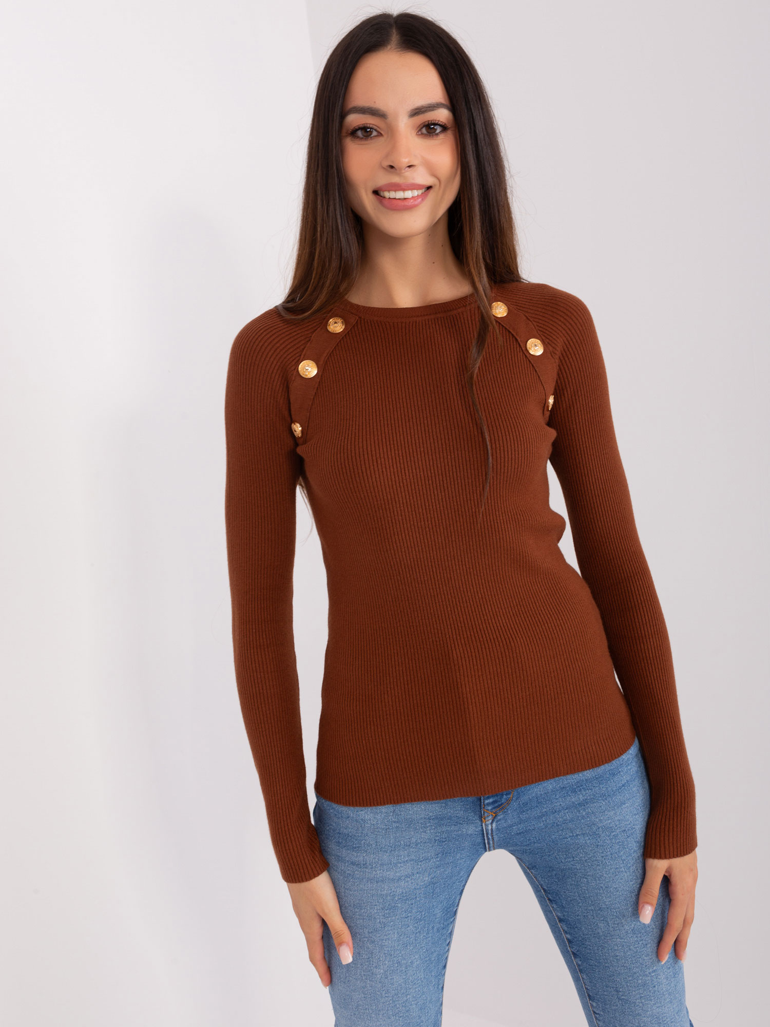 TMAVĚ HNĚDÝ ŽEBROVANÝ SVETR S OZDOBNÝMI KNOFLÍKY PM-SW-PM9750.08P-DARK BROWN Velikost: M/L