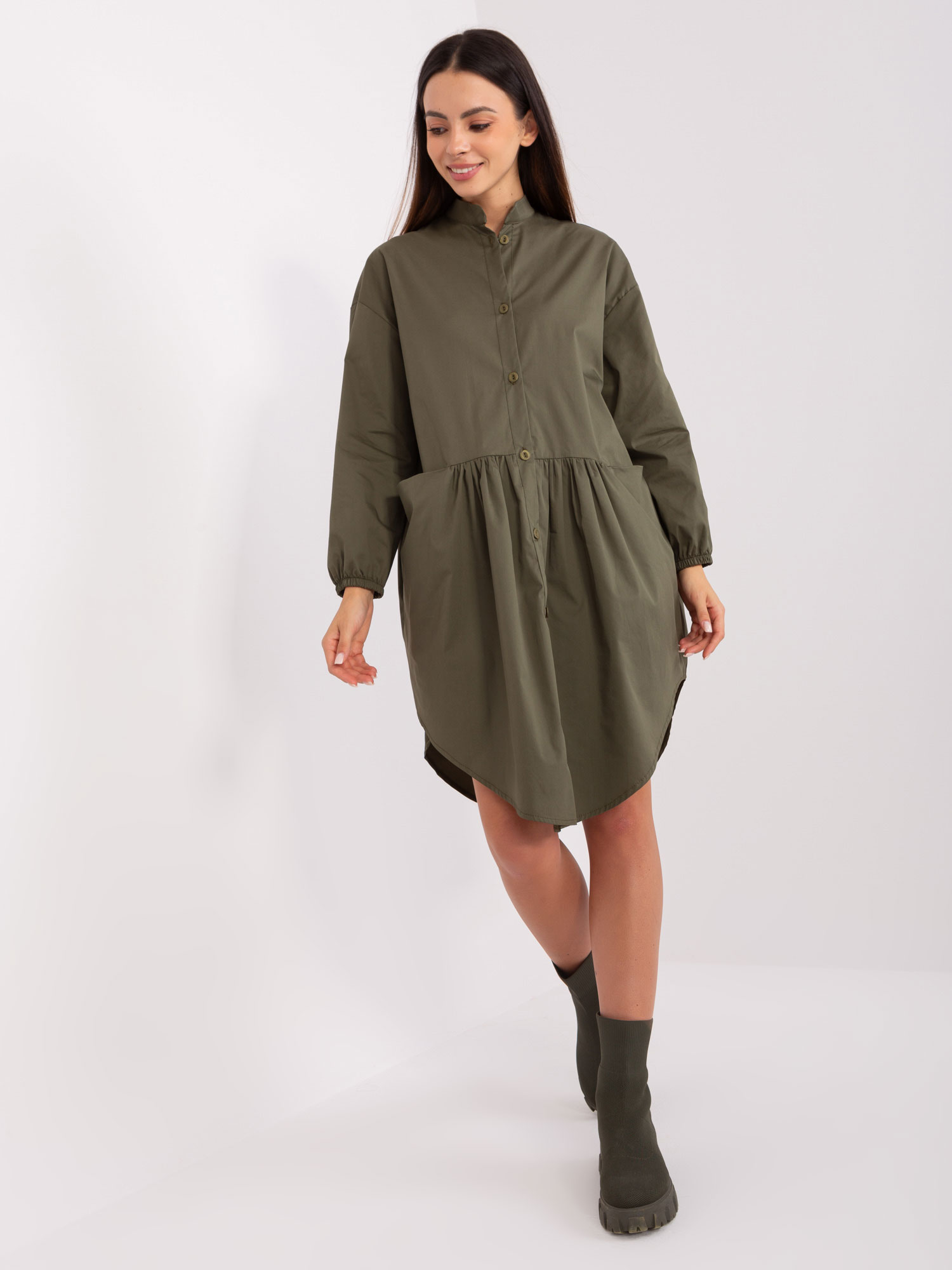 KHAKI ASYMETRICKÉ KOŠILOVÉ ŠATY S KAPSAMI CHA-SK-1027-1.02X-KHAKI Velikost: L/XL