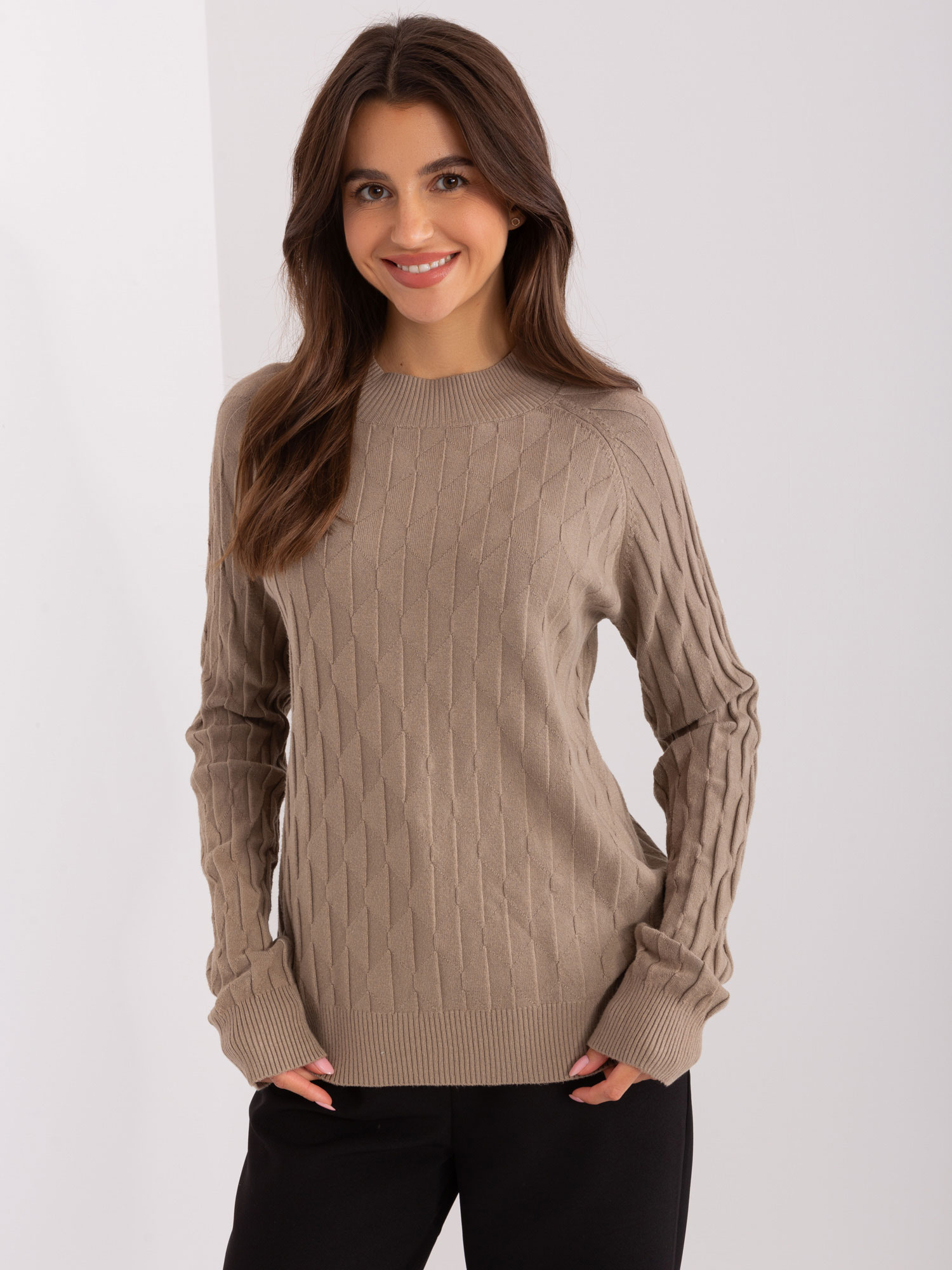 TMAVĚ BÉŽOVÝ TEPLÝ KLASICKÝ SVETR AT-SW-2326.37X-DARK BEIGE Velikost: ONE SIZE