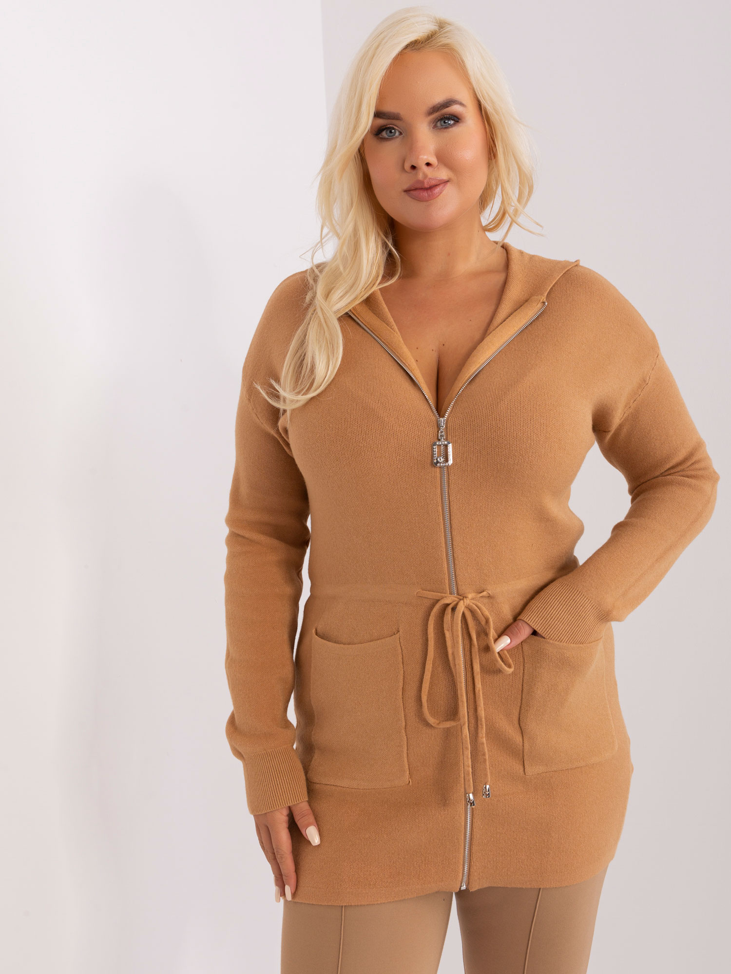 Světle hnědý svetr se zipem a kapucí (Velikost XL/2XL)