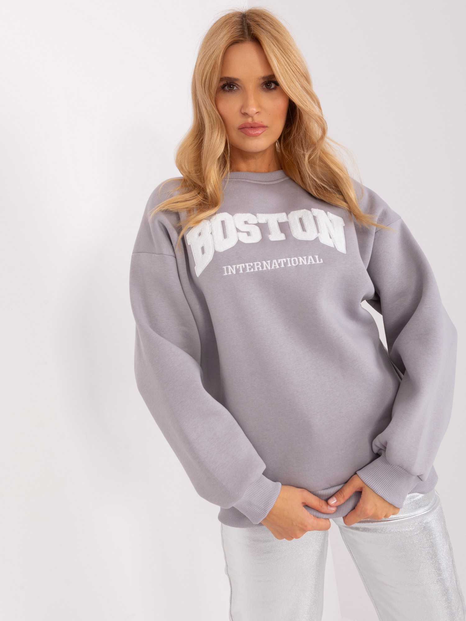 ŠEDO-BÍLÁ MIKINA S NÁPISEM BOSTON EM-BL-617-8.10-GREY Velikost: ONE SIZE