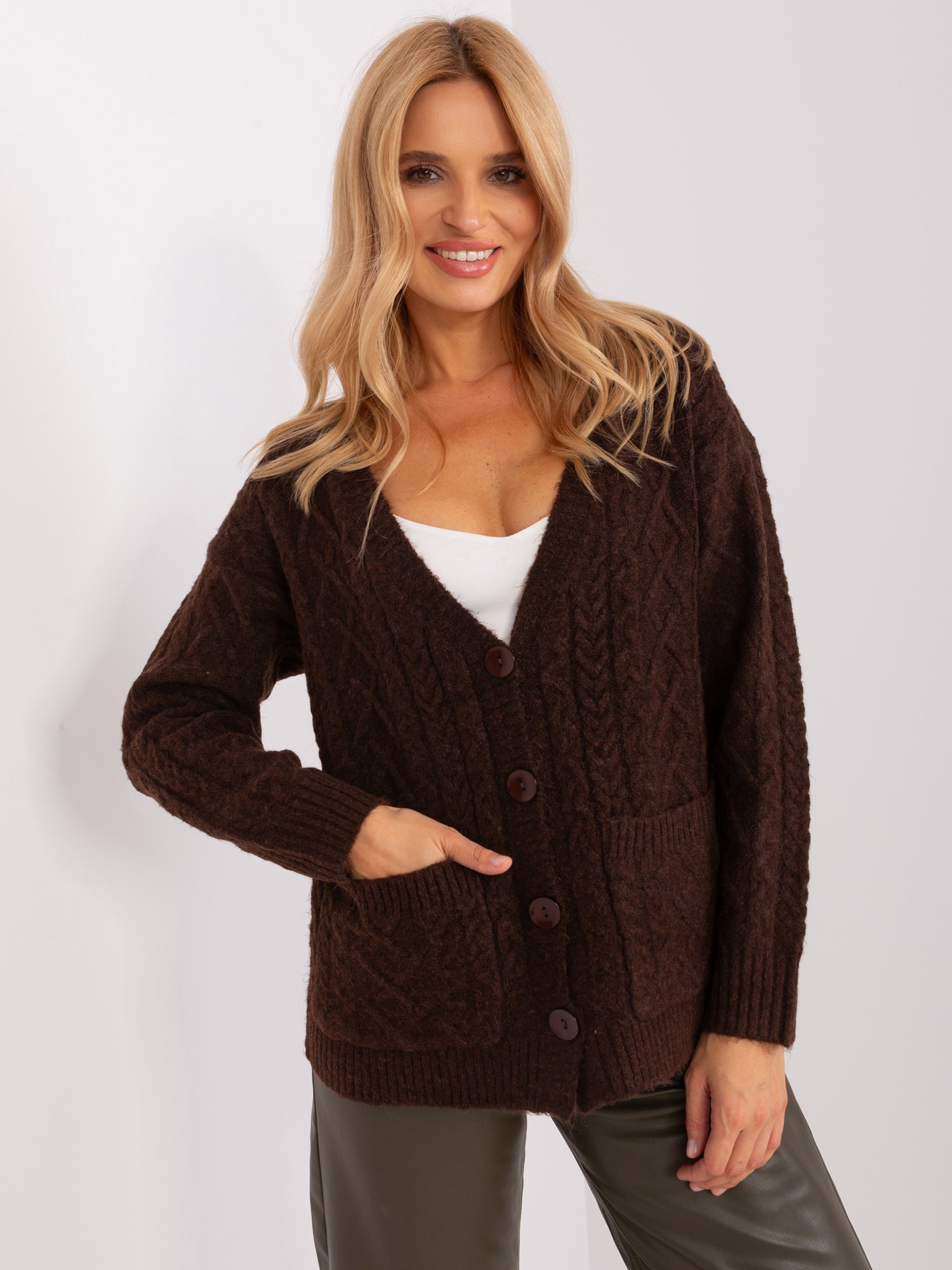 TMAVĚ HNĚDÝ PLETENÝ SVETR NA ROZEPÍNÁNÍ AT-SW-2358.31-DARK BROWN Velikost: ONE SIZE