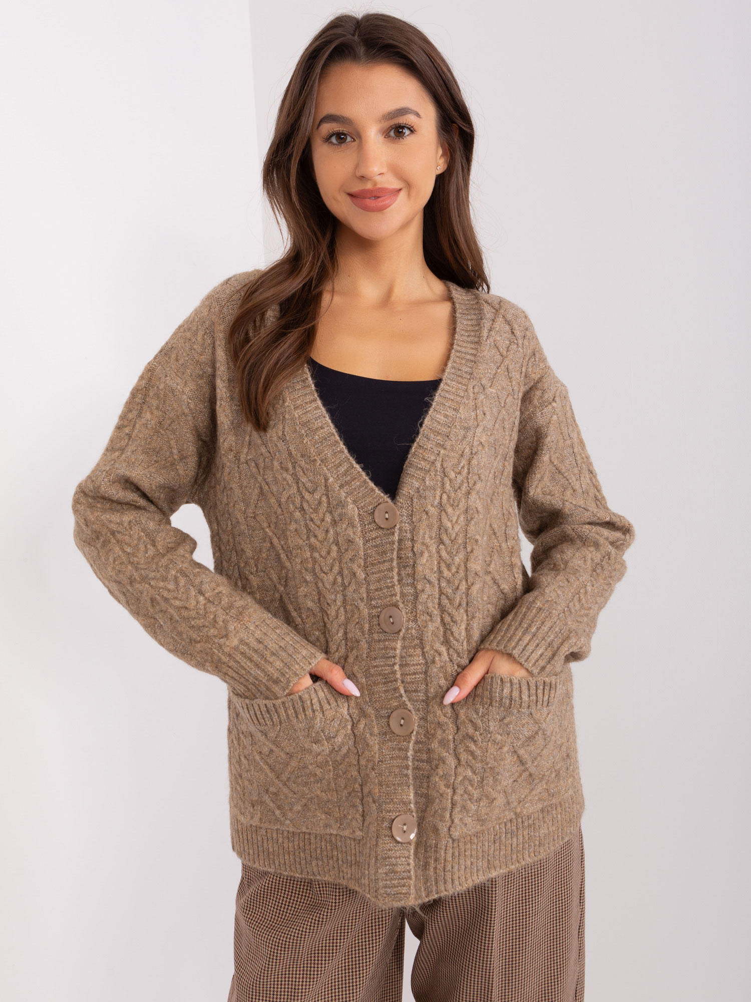 TMAVĚ BÉŽOVÝ SVETR NA ROZEPÍNÁNÍ AT-SW-2358.31-DARK BEIGE Velikost: ONE SIZE