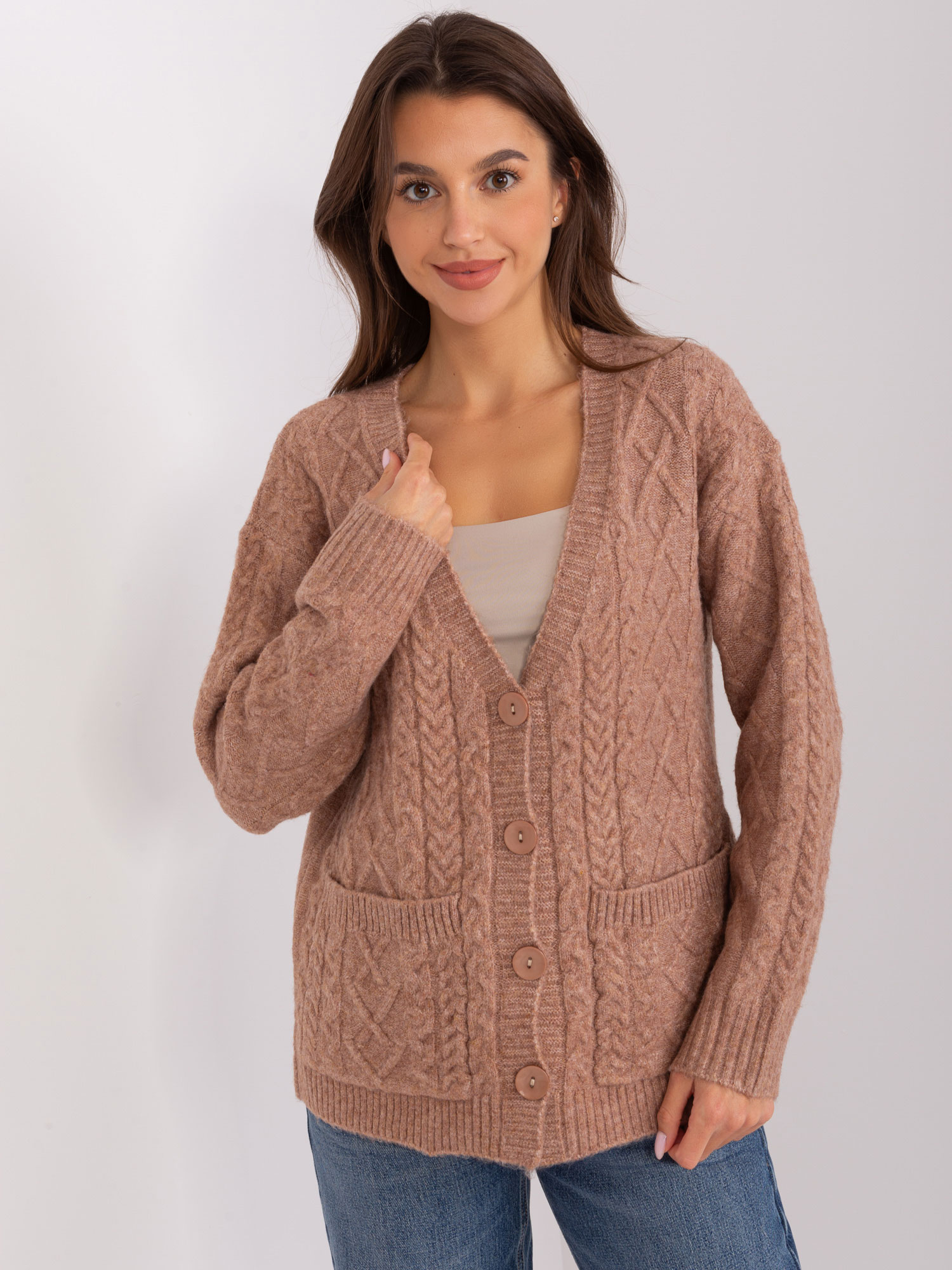 SVĚTLE HNĚDÝ SVETR NA ROZEPÍNÁNÍ AT-SW-2358.31-LIGHT BROWN Velikost: ONE SIZE