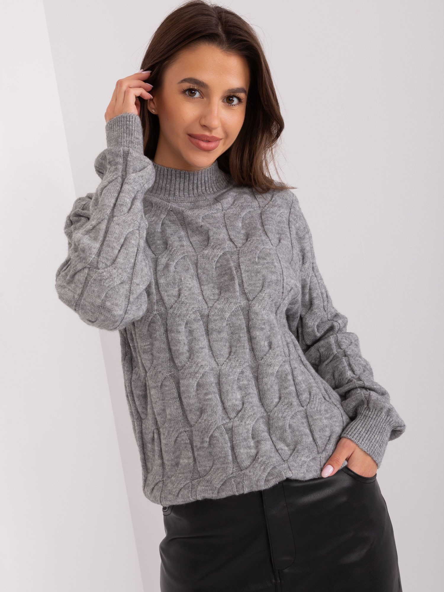 ŠEDÝ TEPLÝ SVETR S ROLÁKEM -AT-SW-2235.00P-DARK GREY Velikost: ONE SIZE