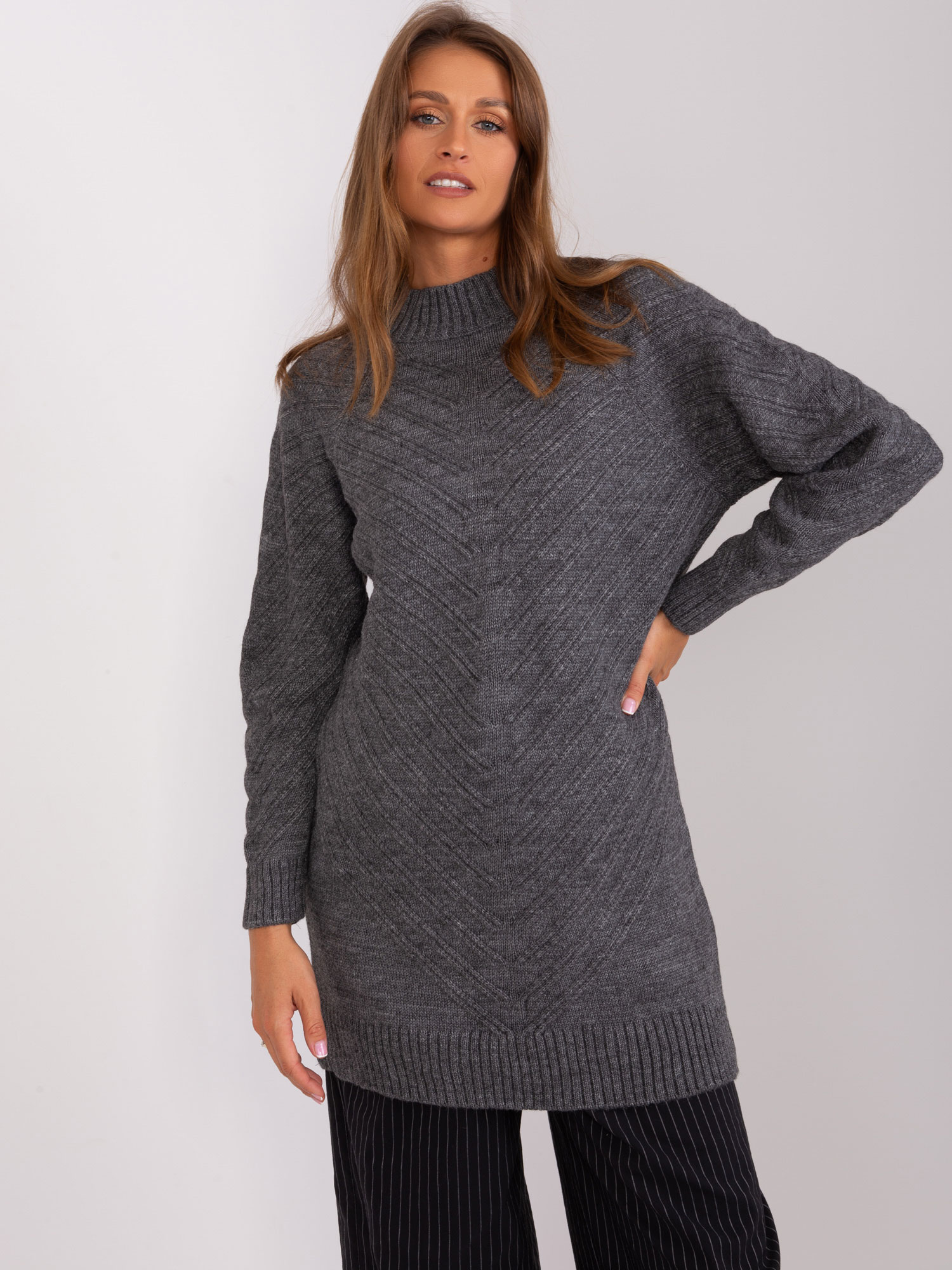 TMAVĚ ŠEDÝ DLOUHÝ OVERSIZE SVETR S ROLÁKEM BA-SW-8013.14P-DARK GREY Velikost: ONE SIZE