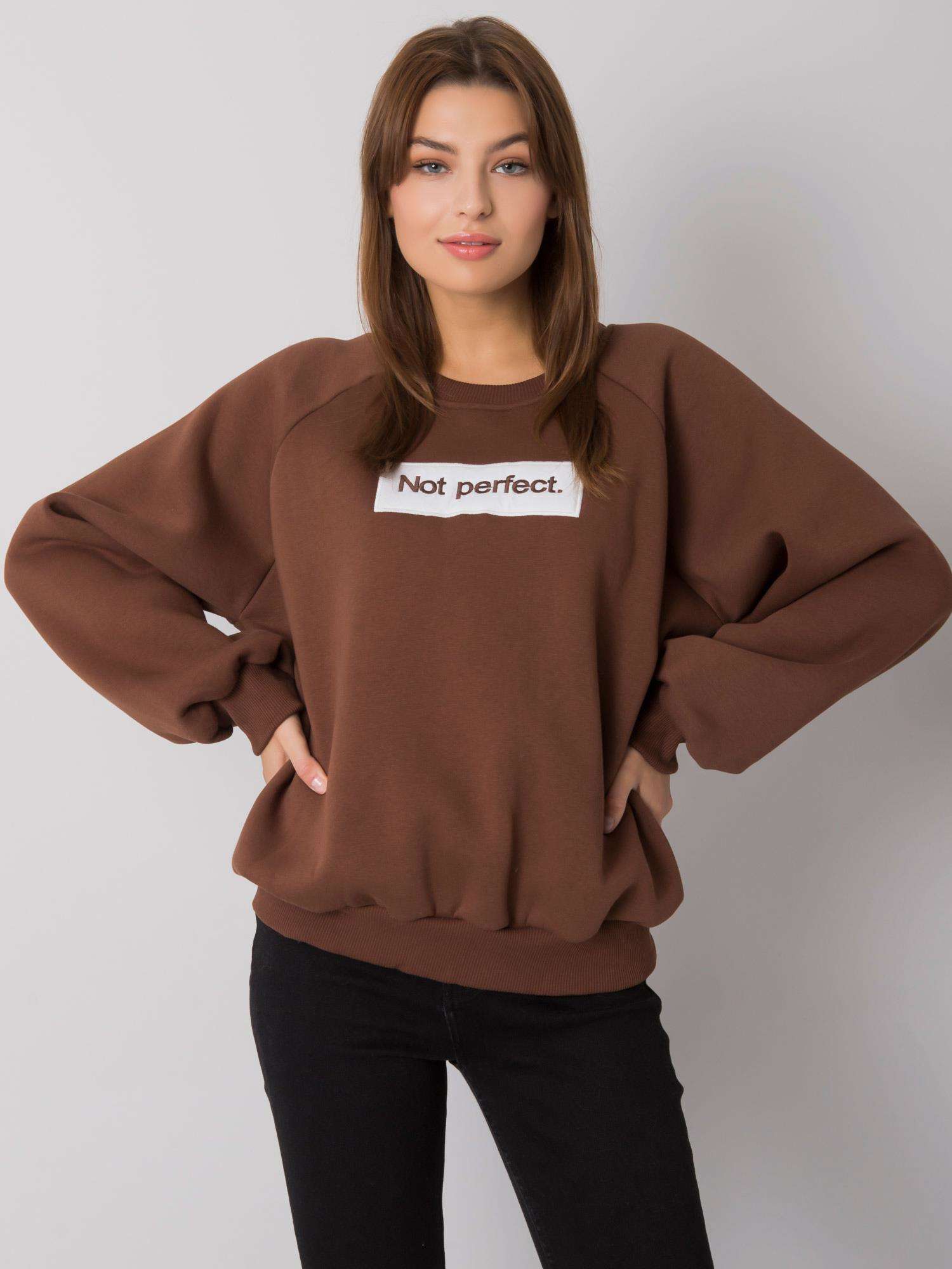 HNĚDÁ MIKINA S NÁPISEM -EM-BL-652.13P-BROWN Velikost: ONE SIZE