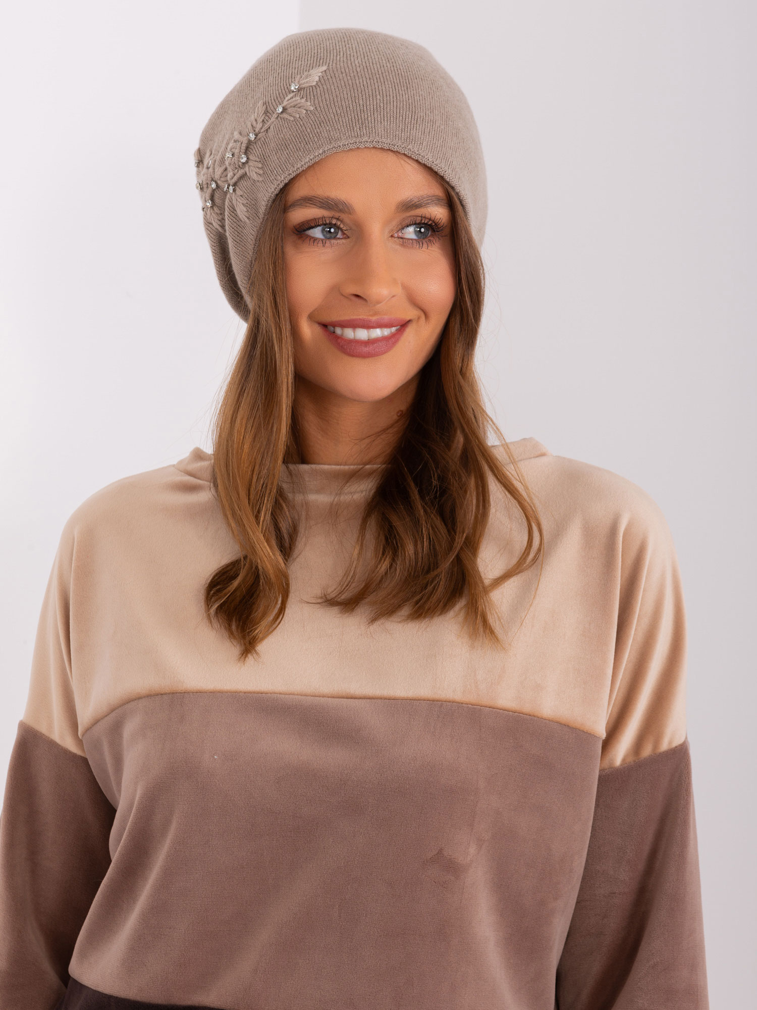 TMAVĚ BÉŽOVÁ ČEPICE S KVĚTINOVOU APLIKACÍ AT-CZ-2329.79-DARK BEIGE Velikost: ONE SIZE