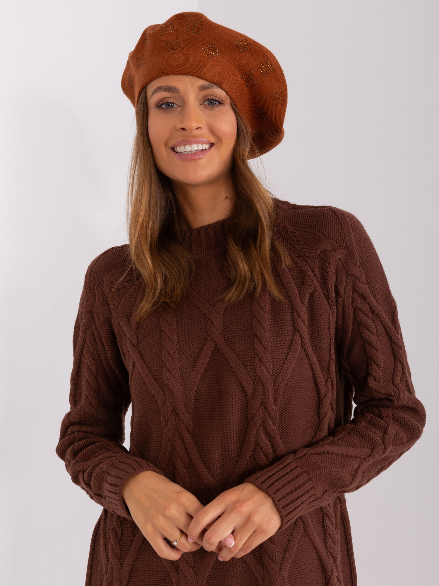 HNĚDÁ BARETKA S APLIKACÍ AT-CZ-2318.26-BROWN Velikost: ONE SIZE