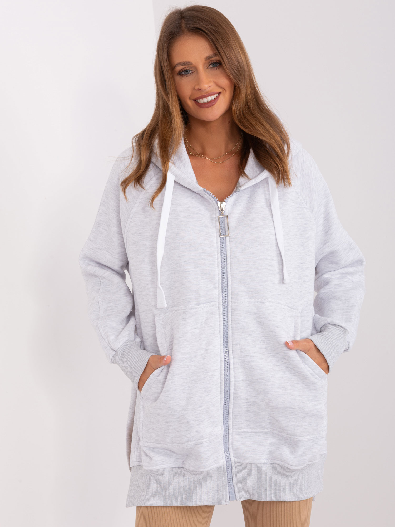 SVĚTLE ŠEDÁ DELŠÍ MIKINA NA ZIP EM-BL-675.31-LIGHT GREY Velikost: ONE SIZE