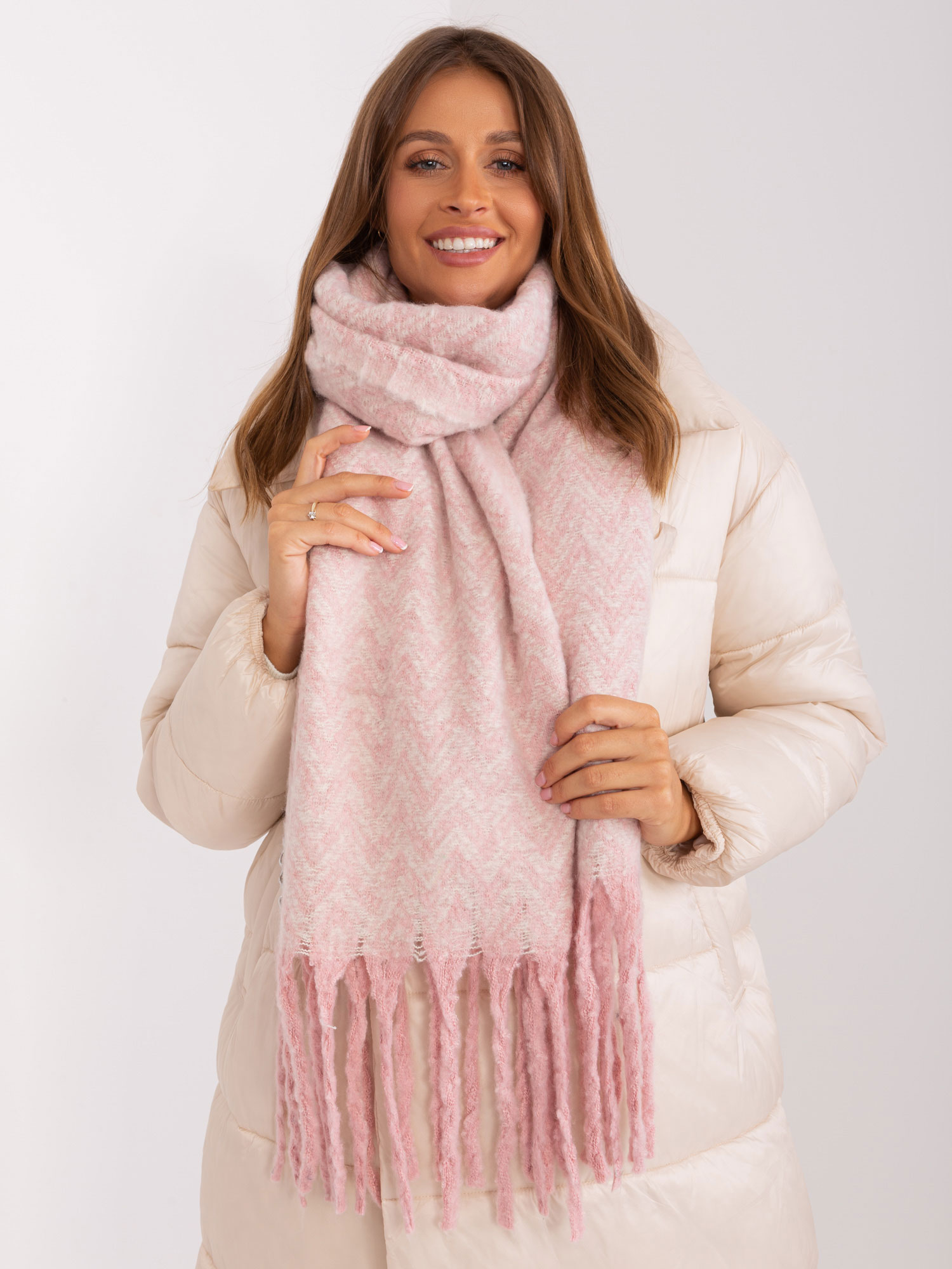 SVĚTLE RŮŽOVÁ VZOROVANÁ ŠÁLA S TŘÁSNĚMI AT-SZ-23125.75-LIGHT PINK Velikost: ONE SIZE