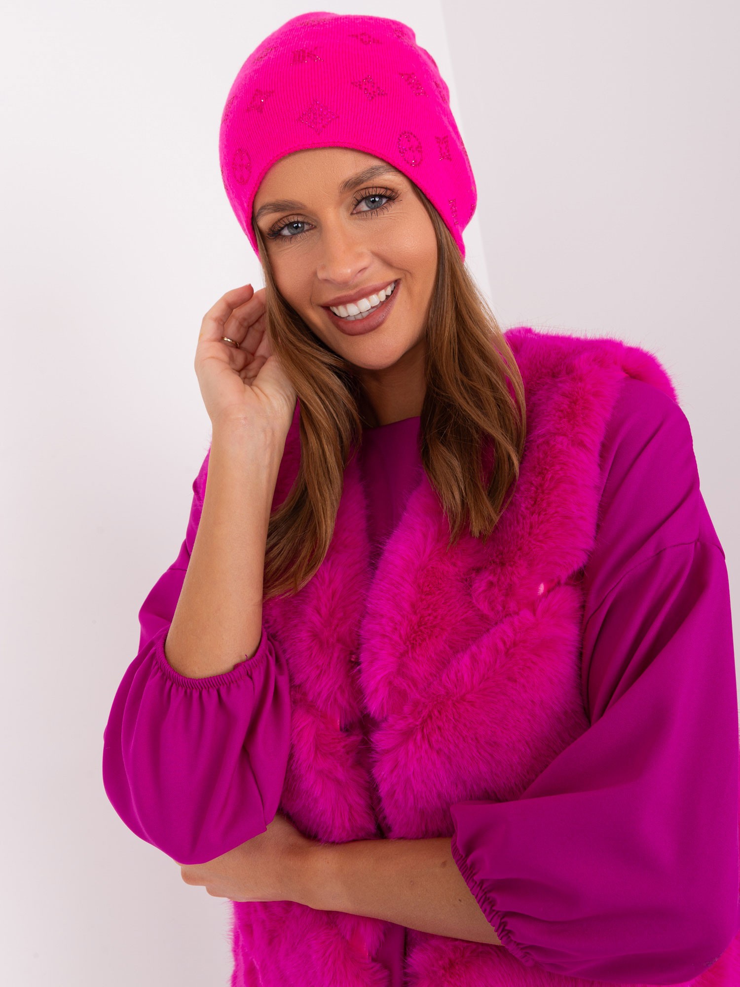 TMAVĚ RŮŽOVÁ ZIMNÍ ČEPICE S KAMÍNKY AT-CZ-2325.96-DARK PINK Velikost: ONE SIZE