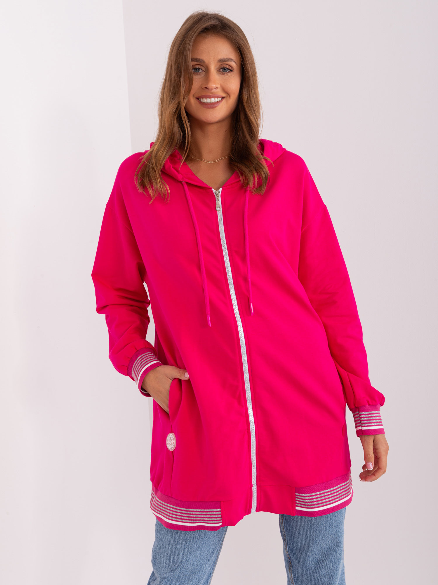 TMAVĚ RŮŽOVÁ DLOUHÁ MIKINA NA ZIP S KAPUCÍ -RV-BL-9077.50P-DARK PINK Velikost: S/M