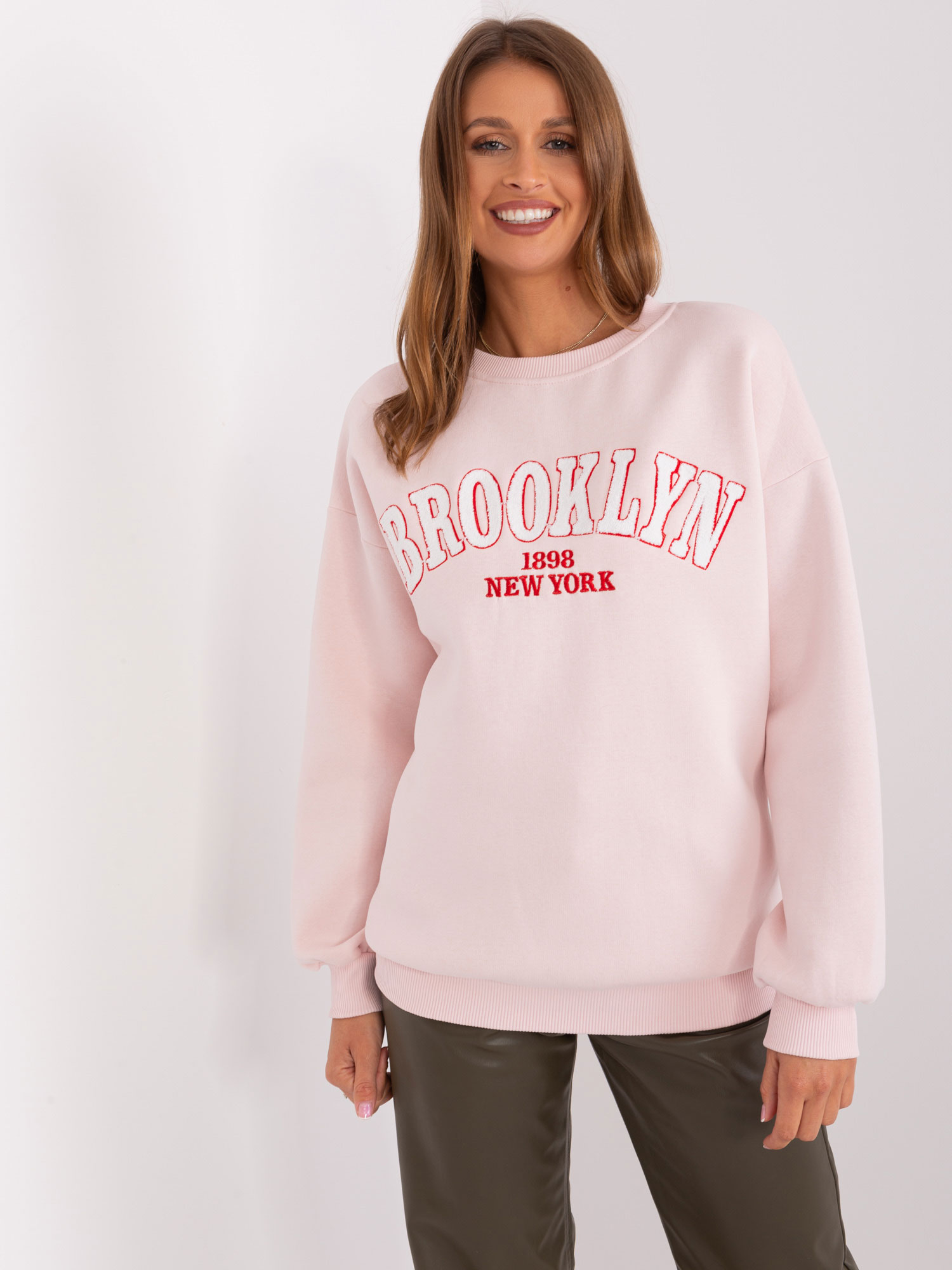 SVĚTLE RŮŽOVÁ MIKINA S NÁPISEM BROOKLYN EM-BL-617-14.09-LIGHT PINK Velikost: ONE SIZE