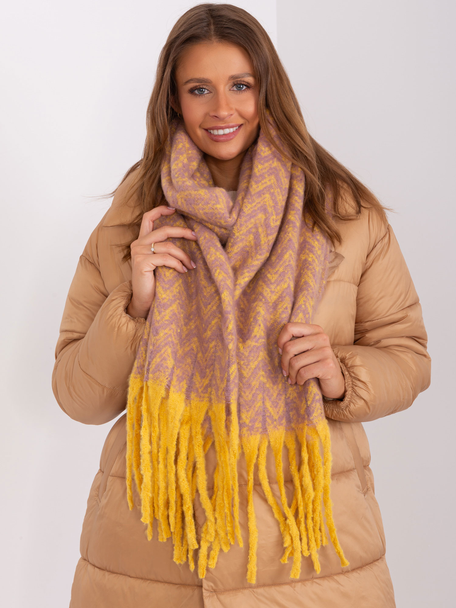 ŽLUTO-RŮŽOVÁ VZOROVANÁ ŠÁLA S TŘÁSNĚMI AT-SZ-23125.75-YELLOW Velikost: ONE SIZE