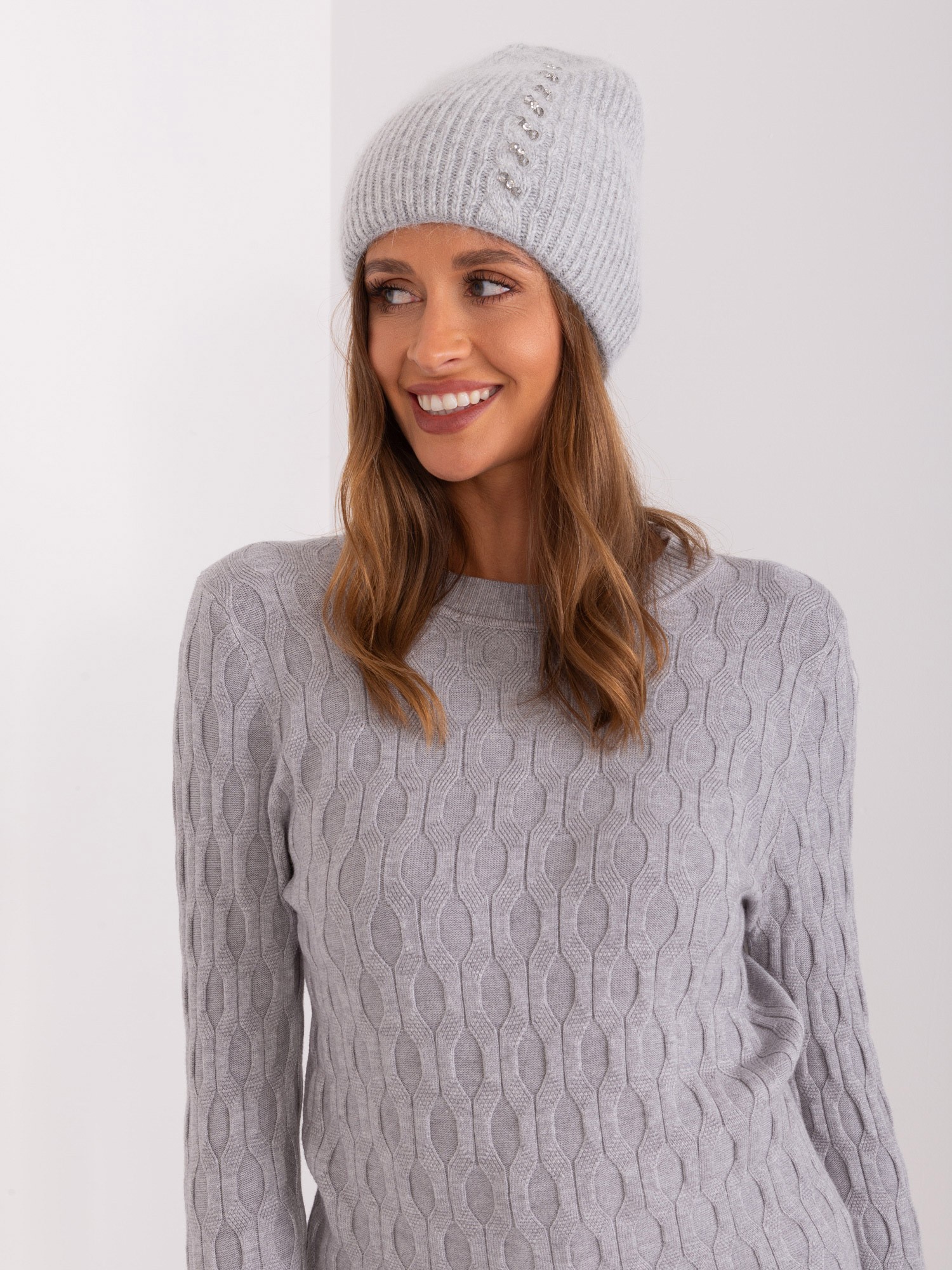 ŠEDÁ ZIMNÍ ČEPICE S APLIKACÍ AT-CZ-2328.44P-GREY Velikost: ONE SIZE