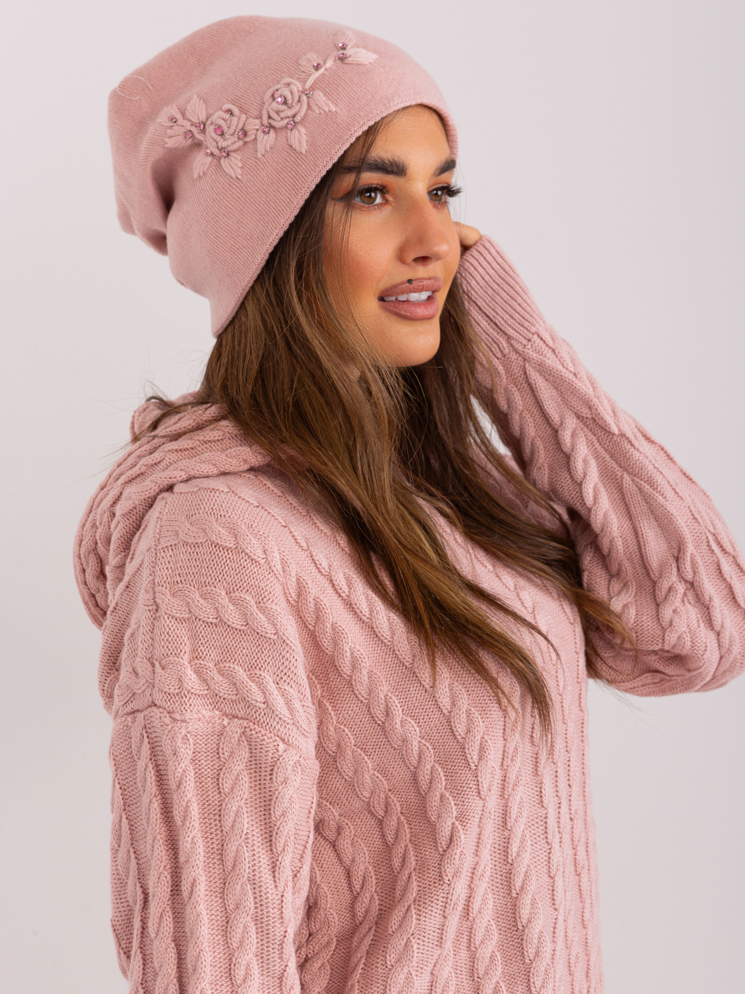 RŮŽOVÁ ČEPICE S KVĚTINOVOU APLIKACÍ -AT-CZ-2329.76-LIGHT PINK Velikost: ONE SIZE