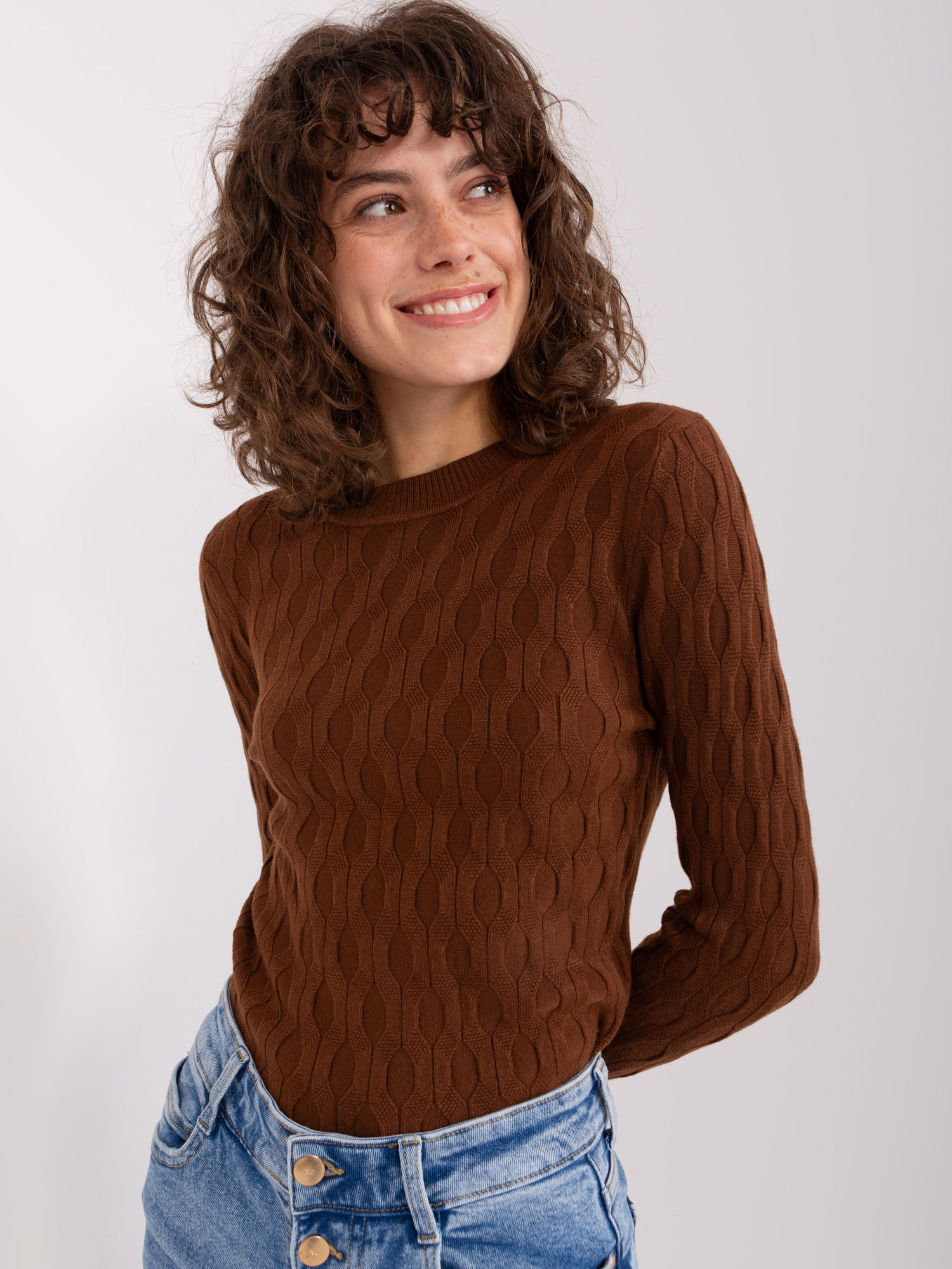 TMAVĚ HNĚDÝ SVETR SE VZOREM AT-SW-2324-2.68-BROWN Velikost: ONE SIZE