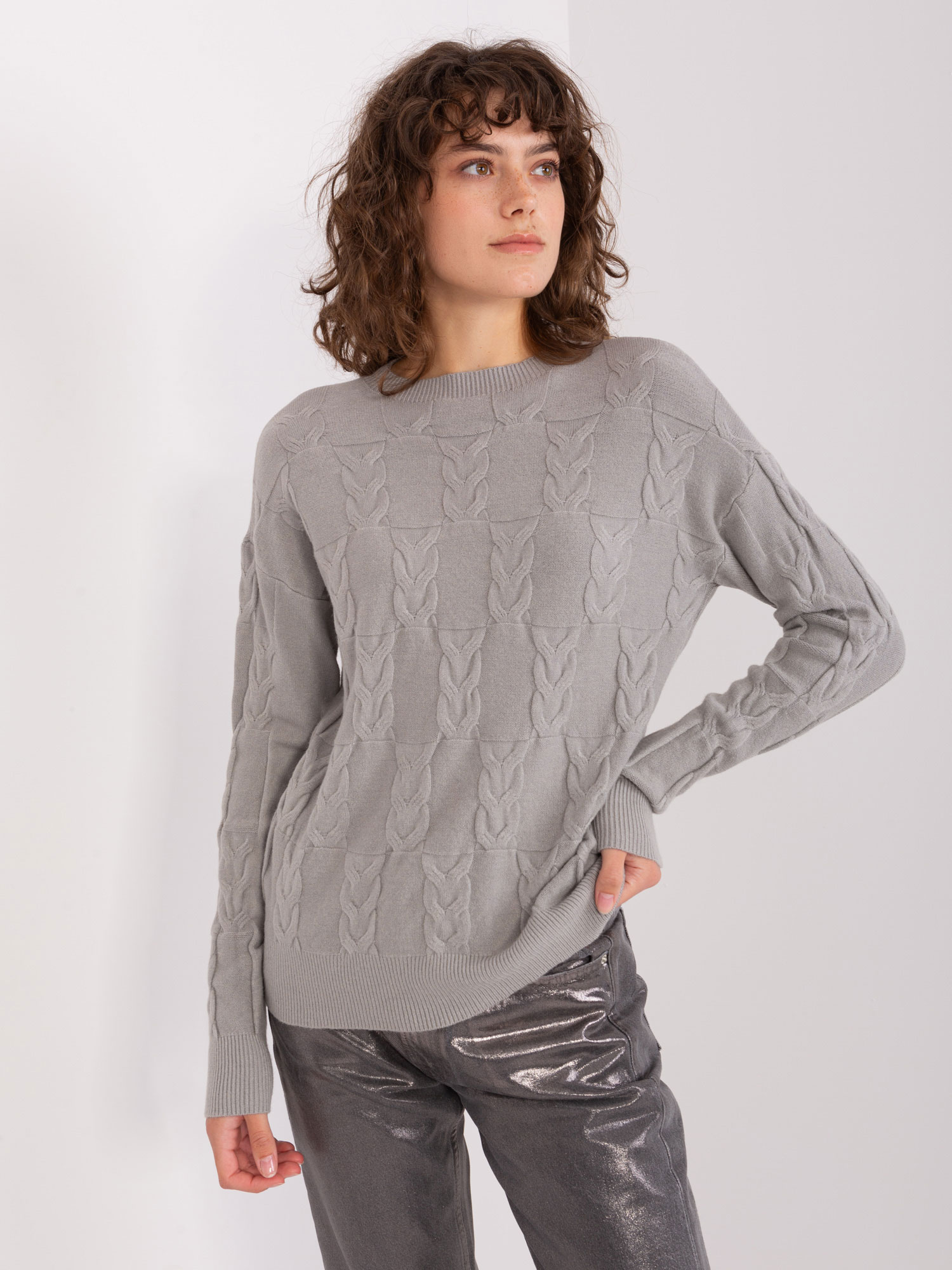 ŠEDÝ PLETENÝ SVETR SE VZOREM AT-SW-2340.80-GREY Velikost: ONE SIZE