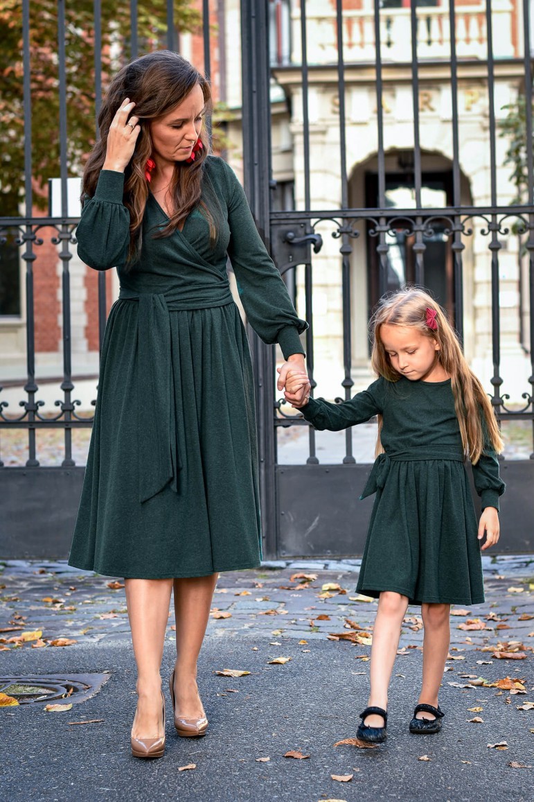 Set šatů s páskem pro maminku a dceru - tmavě zelená Velikost dítě 1: 92/98, Velikost dospělý: 38