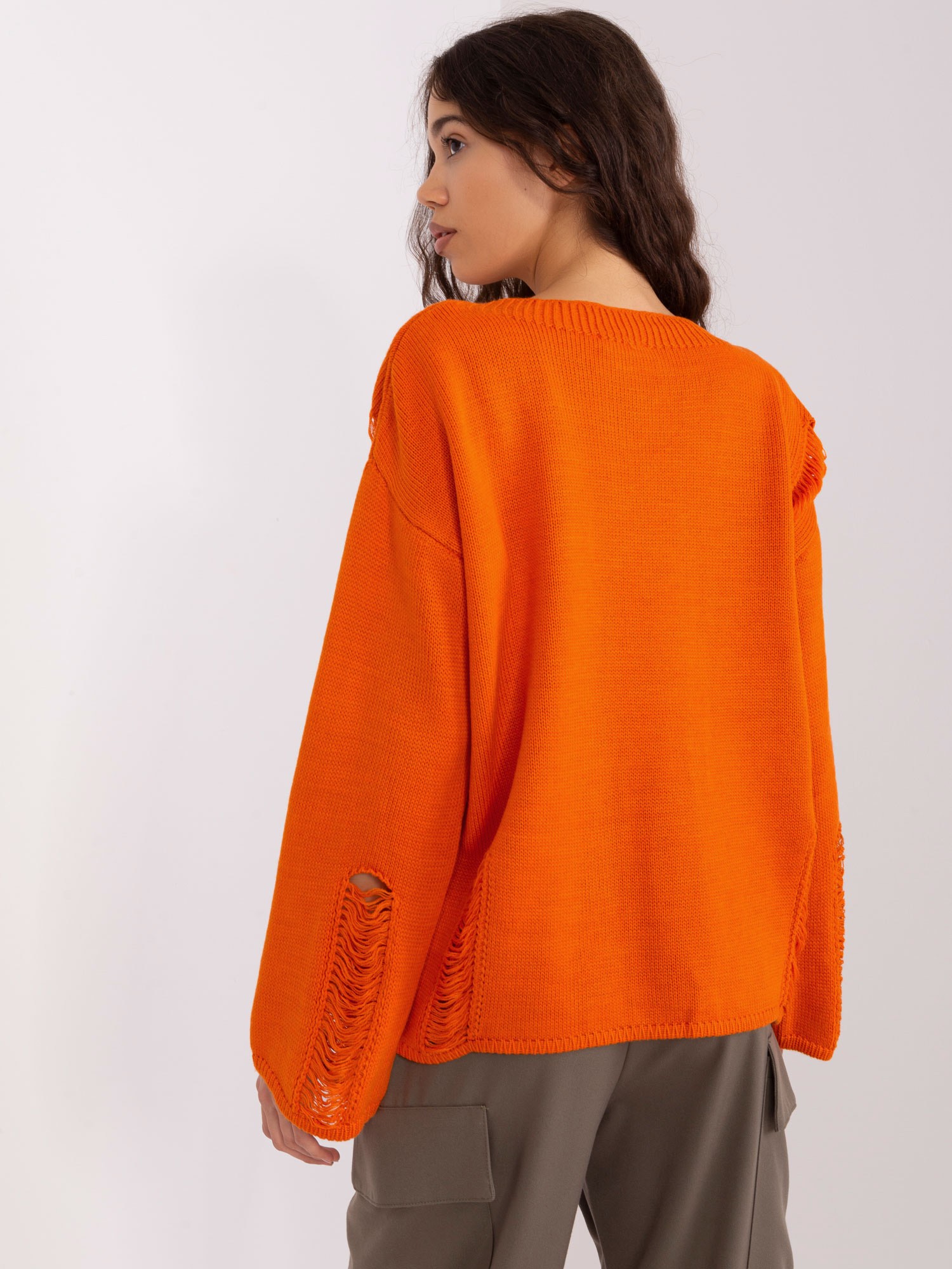 ORANŽOVÝ POTRHANÝ VOLNÝ SVETR BA-SW-8043.85-ORANGE Velikost: ONE SIZE