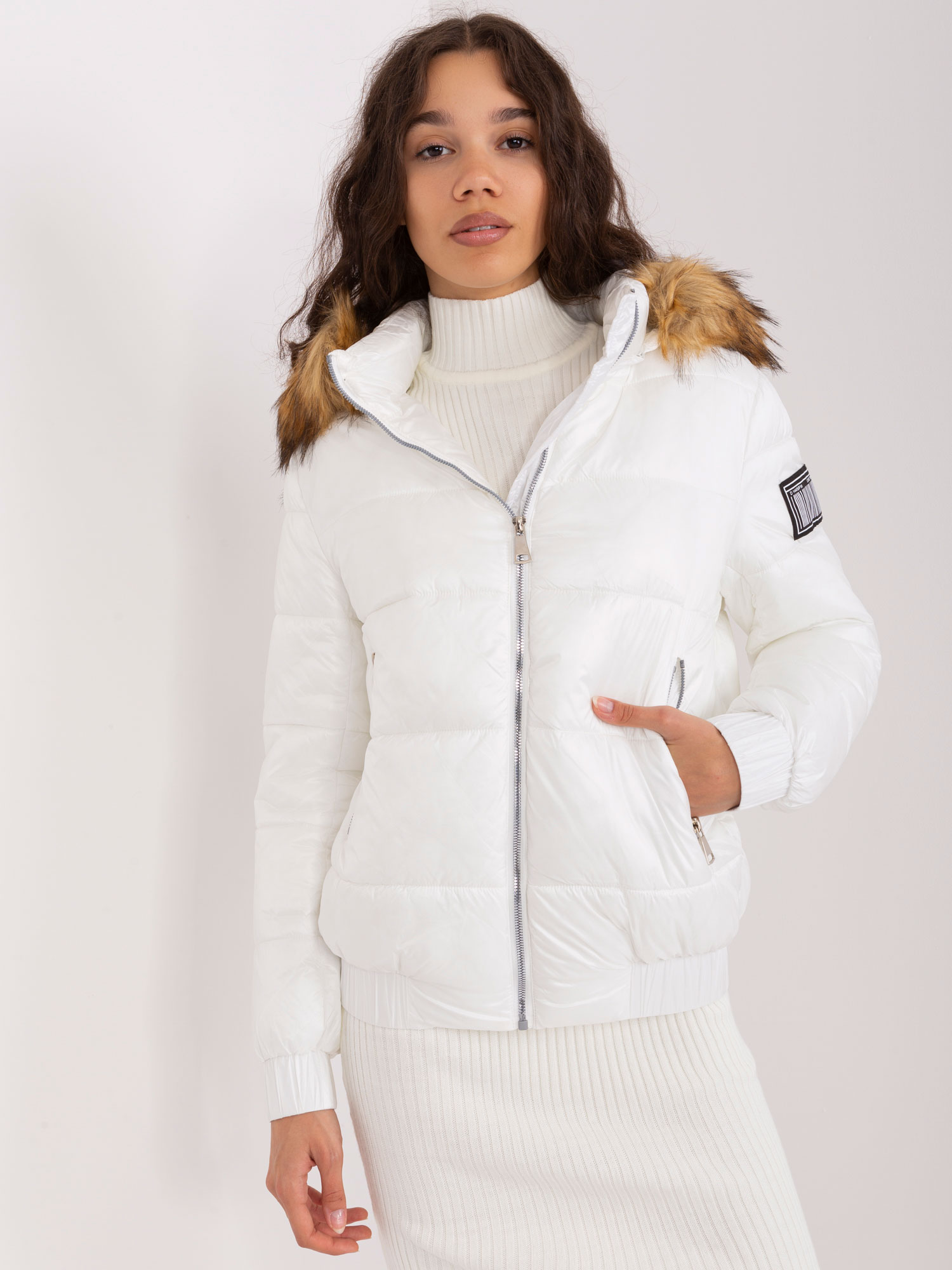 BÍLÁ PROŠÍVANÁ BUNDA S ODNÍMATELNOU KAPUCÍ NM-KR-TR8177.96P-WHITE Velikost: XL