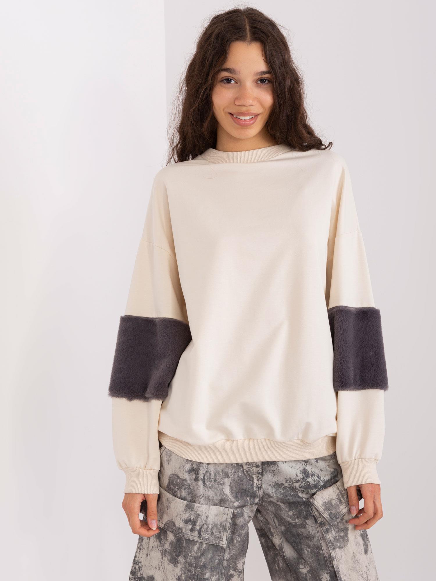 SVĚTLE BÉŽOVÁ MIKINA S CHLUPATOU APLIKACÍ NA RUKÁVECH FA-BL-8903.26-LIGHT BEIGE Velikost: ONE SIZE