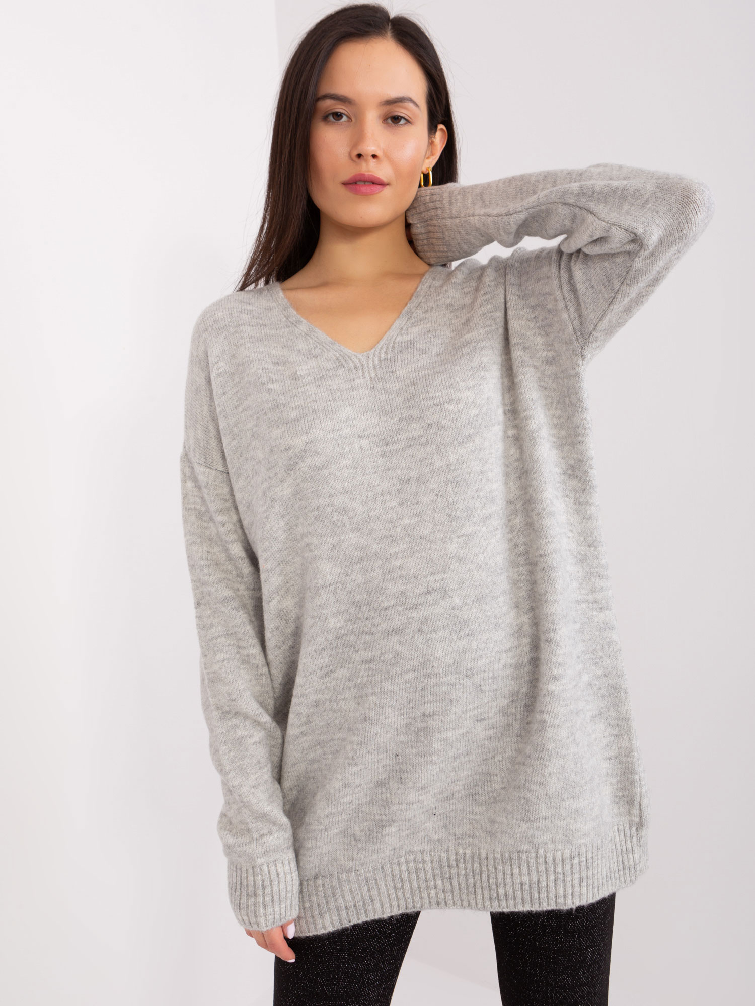 SVĚTLE ŠEDÝ DELŠÍ OVERSIZE SVETR -TO-SW-1810.22X-LIGHT GREY Velikost: ONE SIZE