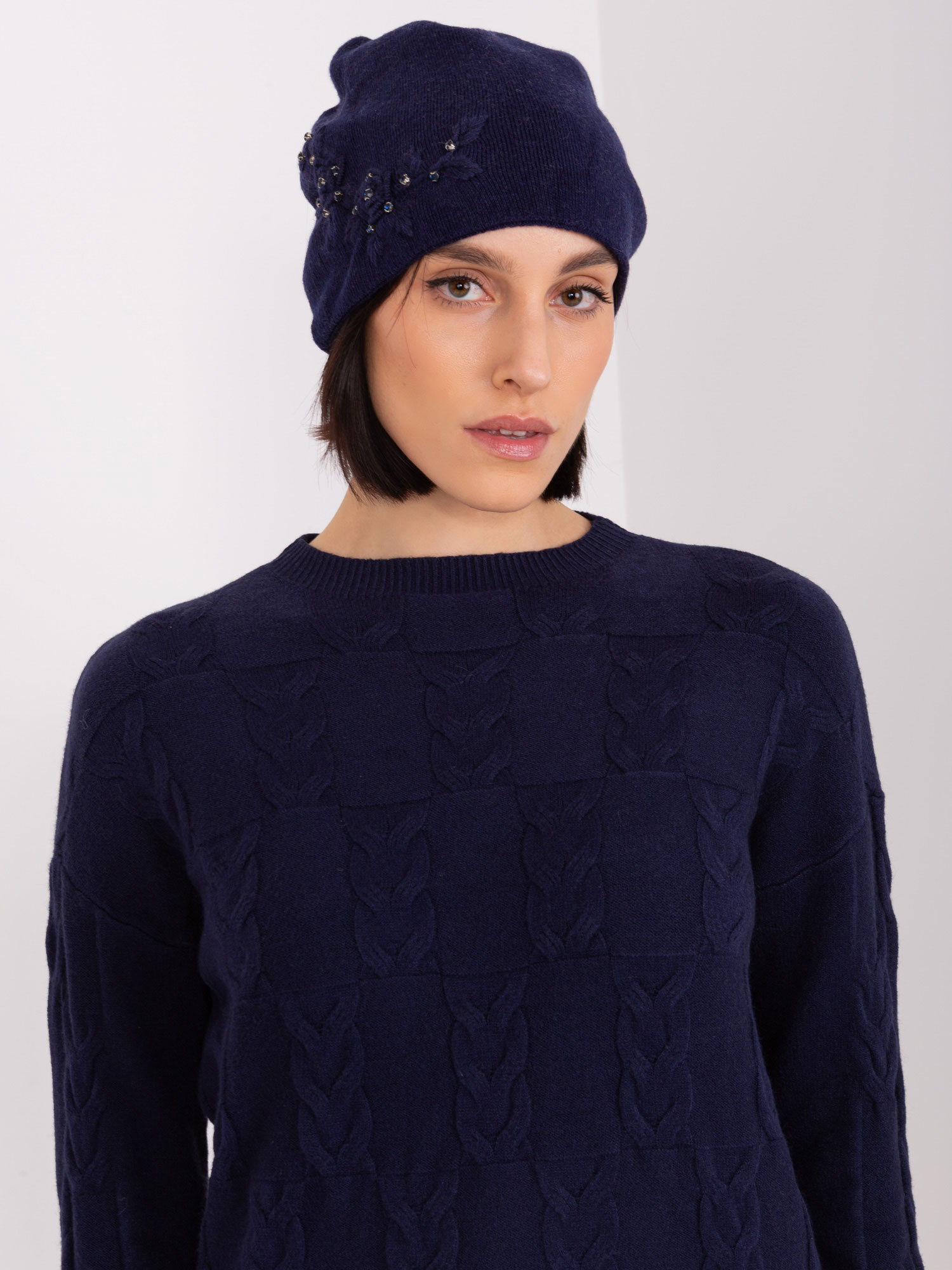 TMAVĚ MODRÁ ČEPICE S KVĚTINOVOU APLIKACÍ -AT-CZ-2329.79-DARK BLUE Velikost: ONE SIZE