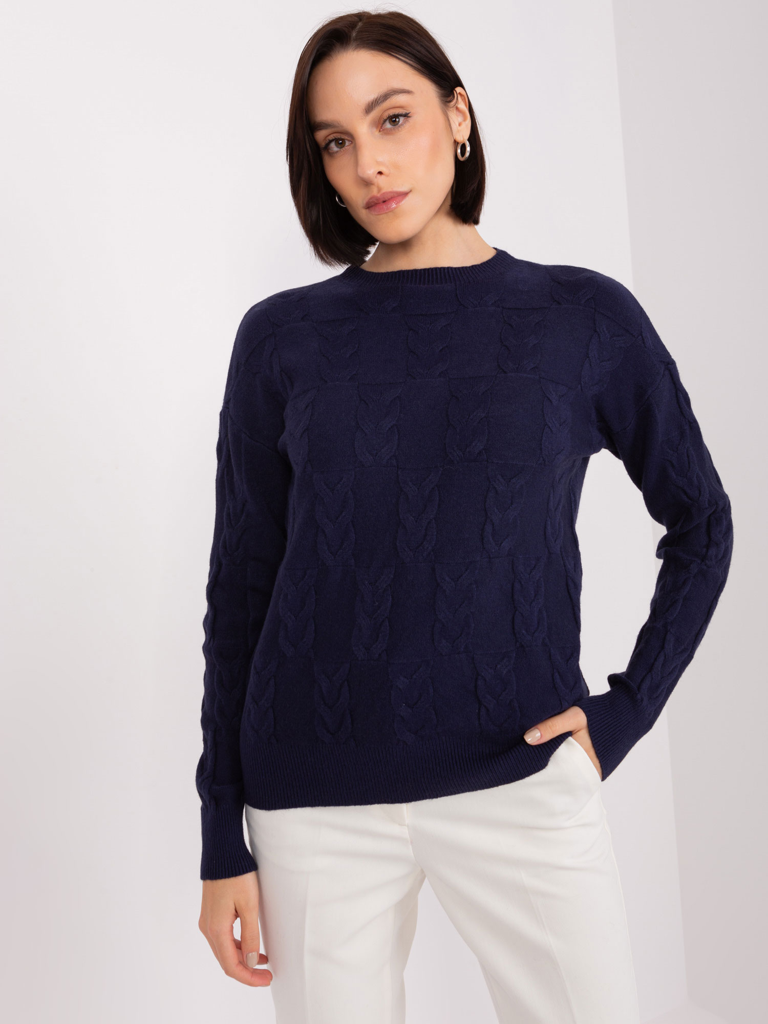 TMAVĚ MODRÝ PLETENÝ SVETR SE VZOREM -AT-SW-2340.80-DARK BLUE Velikost: ONE SIZE