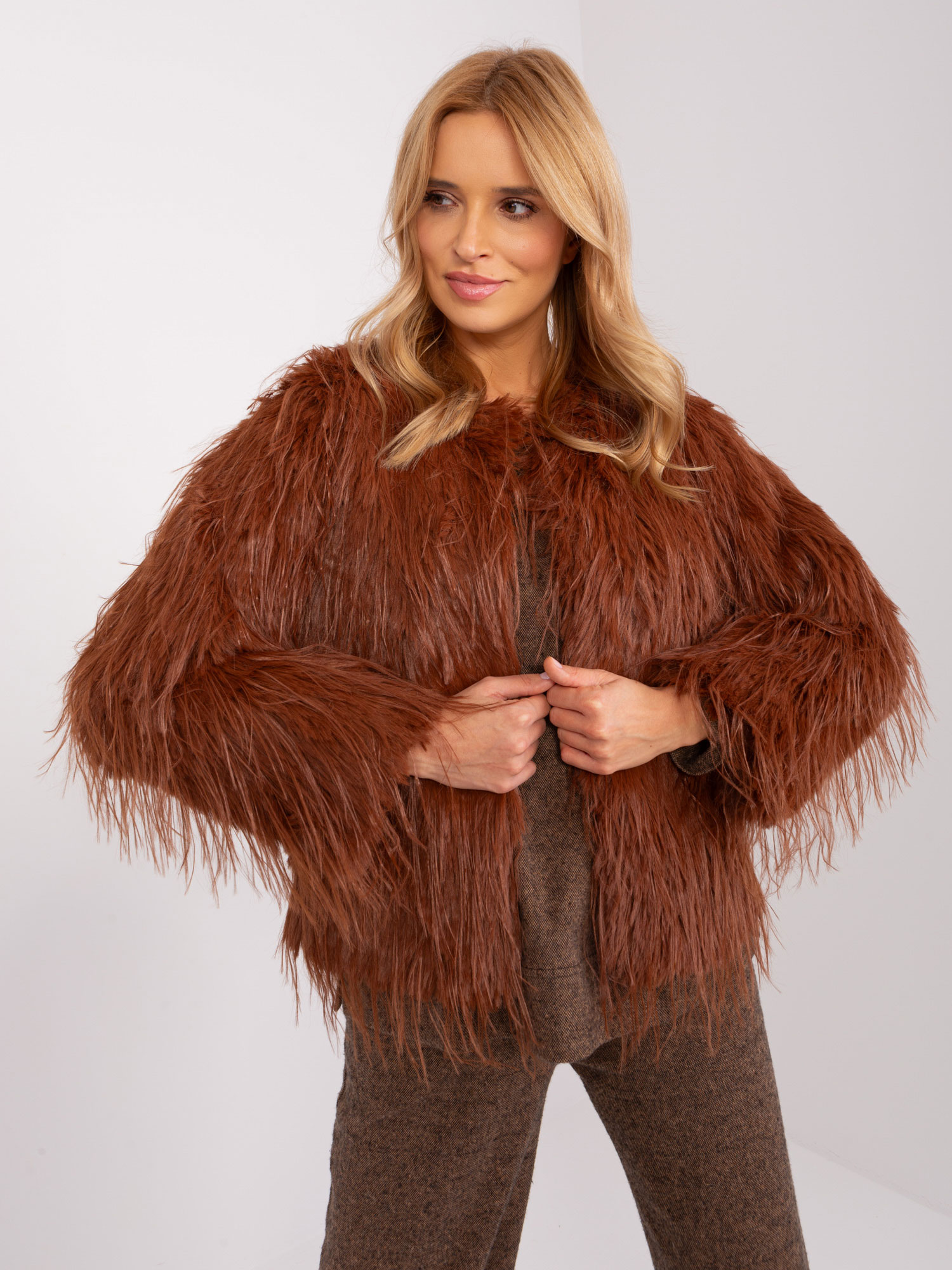 HNĚDÁ CHLUPATÁ KRÁTKÁ BUNDA -AT-KR-2359.96P-LIGHT BROWN Velikost: M/L