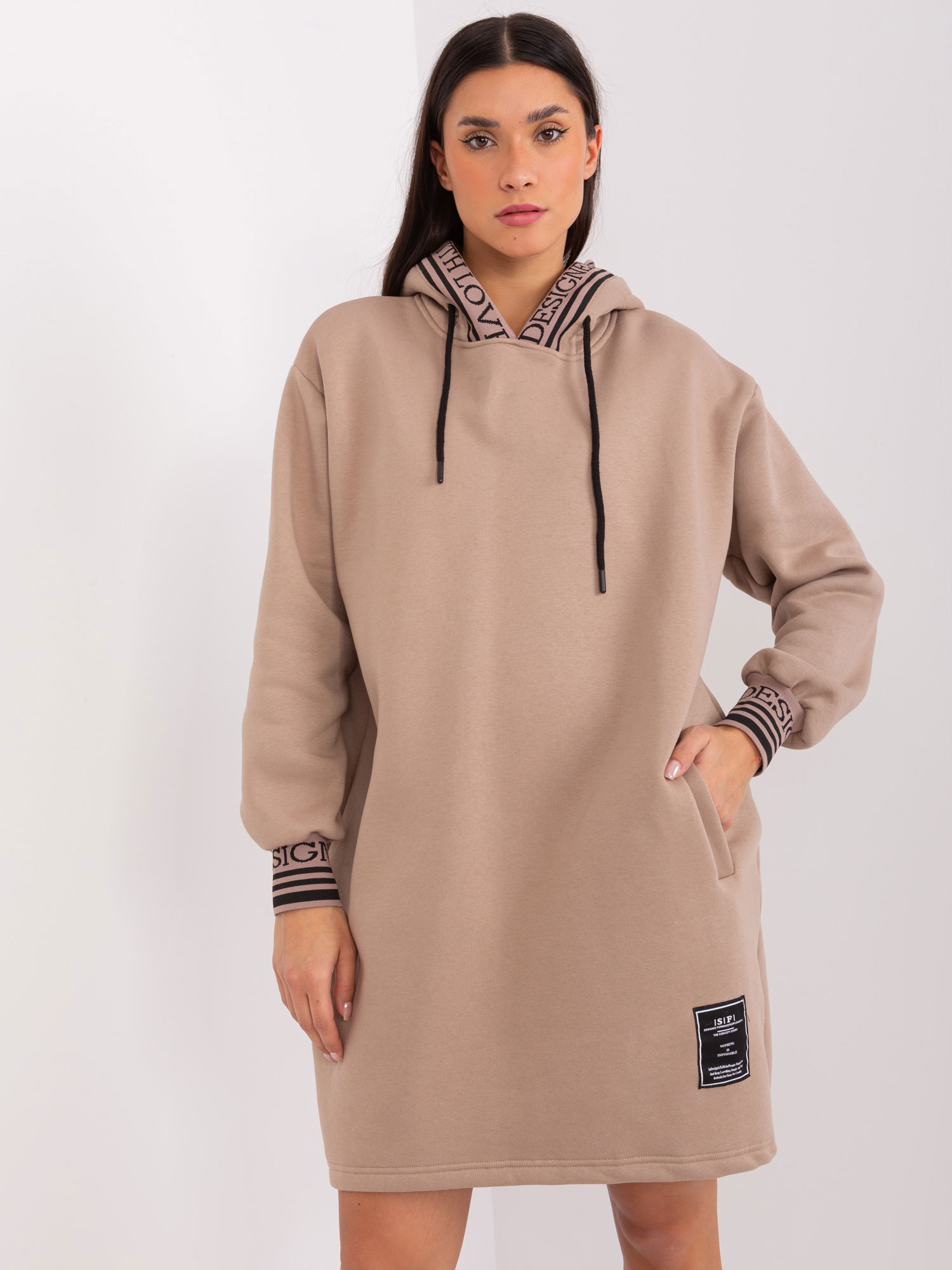 Tmavě béžové mikinové šaty s kapsami RV-TU-9224.95P-dark beige Velikost: L/XL