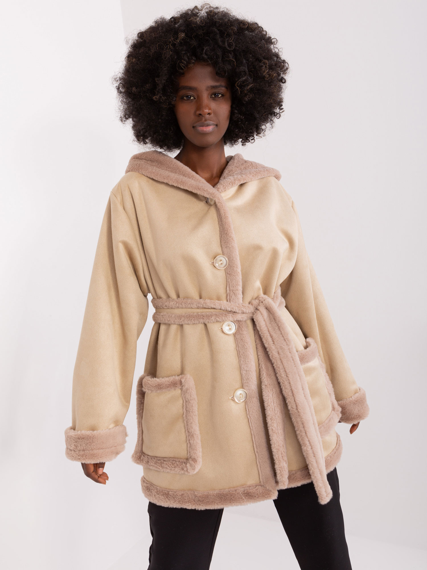 Béžový teplý kabát s kapucí LK-KR-509459.96P-beige Velikost: M/L