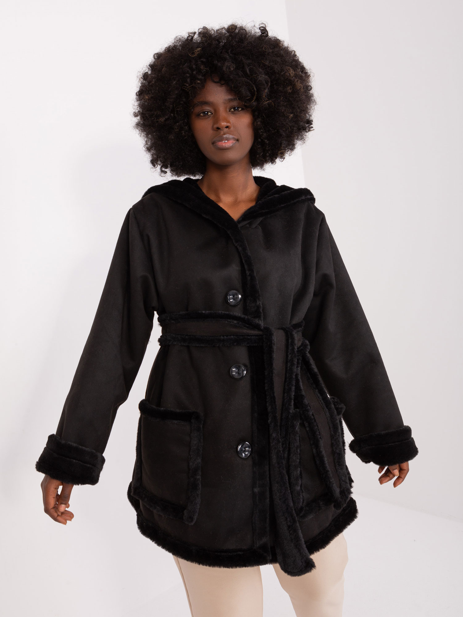 Černý teplý kabát s kapucí -LK-KR-509459.96P-black Velikost: M/L