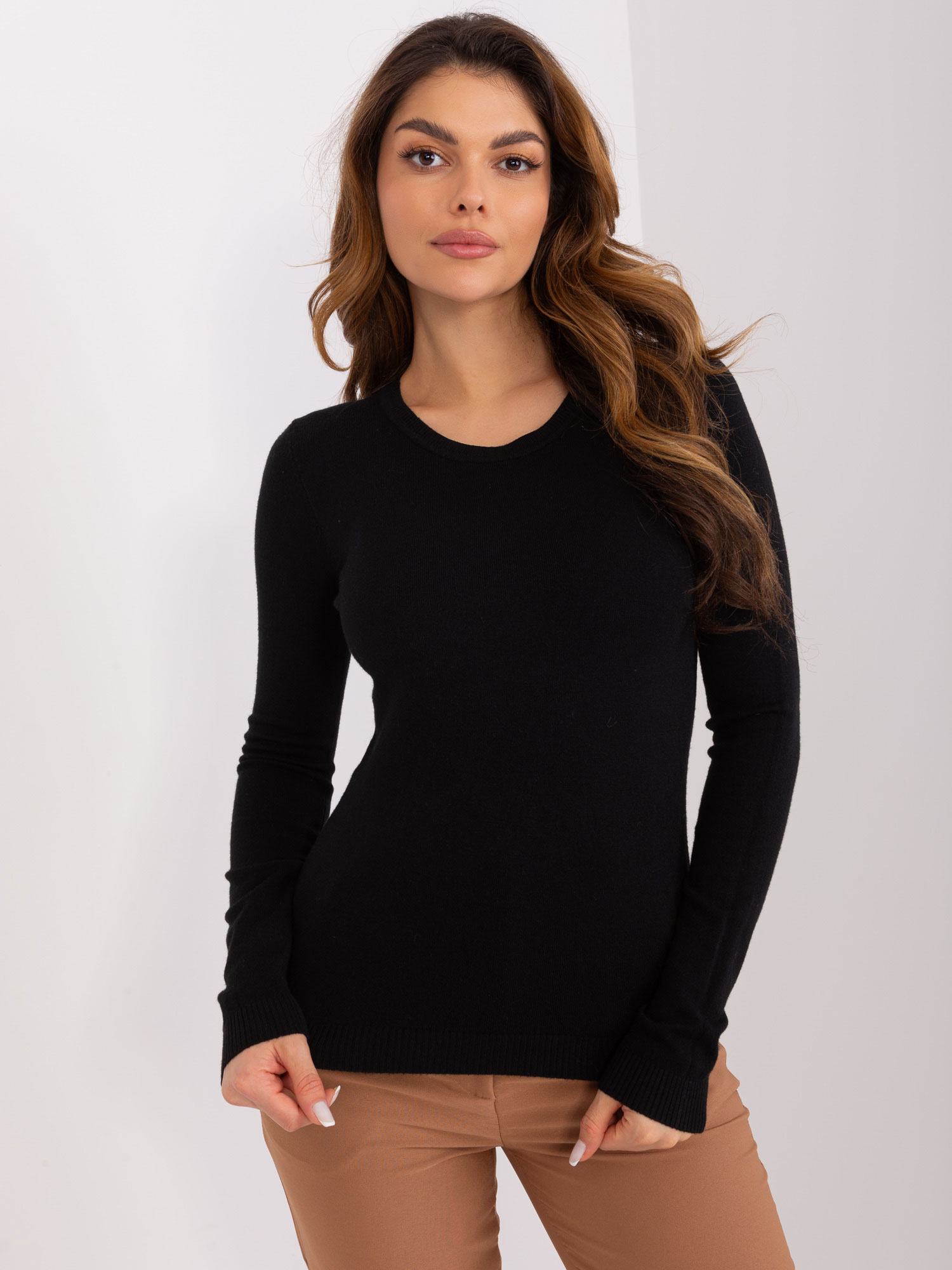 Černý basic svetr s výstřihem -PM-SW-R8901.94-black Velikost: S/M