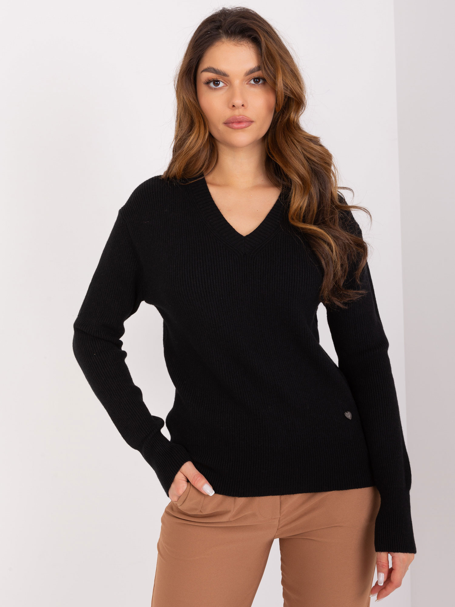 Černý pletený svetr s výstřihem do V PM-SW-PM895.40P-black Velikost: L/XL