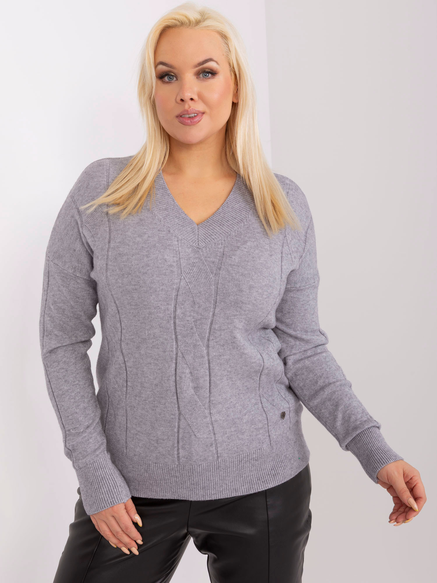 ŠEDÝ SVETR S VÝSTŘIHEM DO V PM-SW-PM688.64-GREY Velikost: XL/2XL