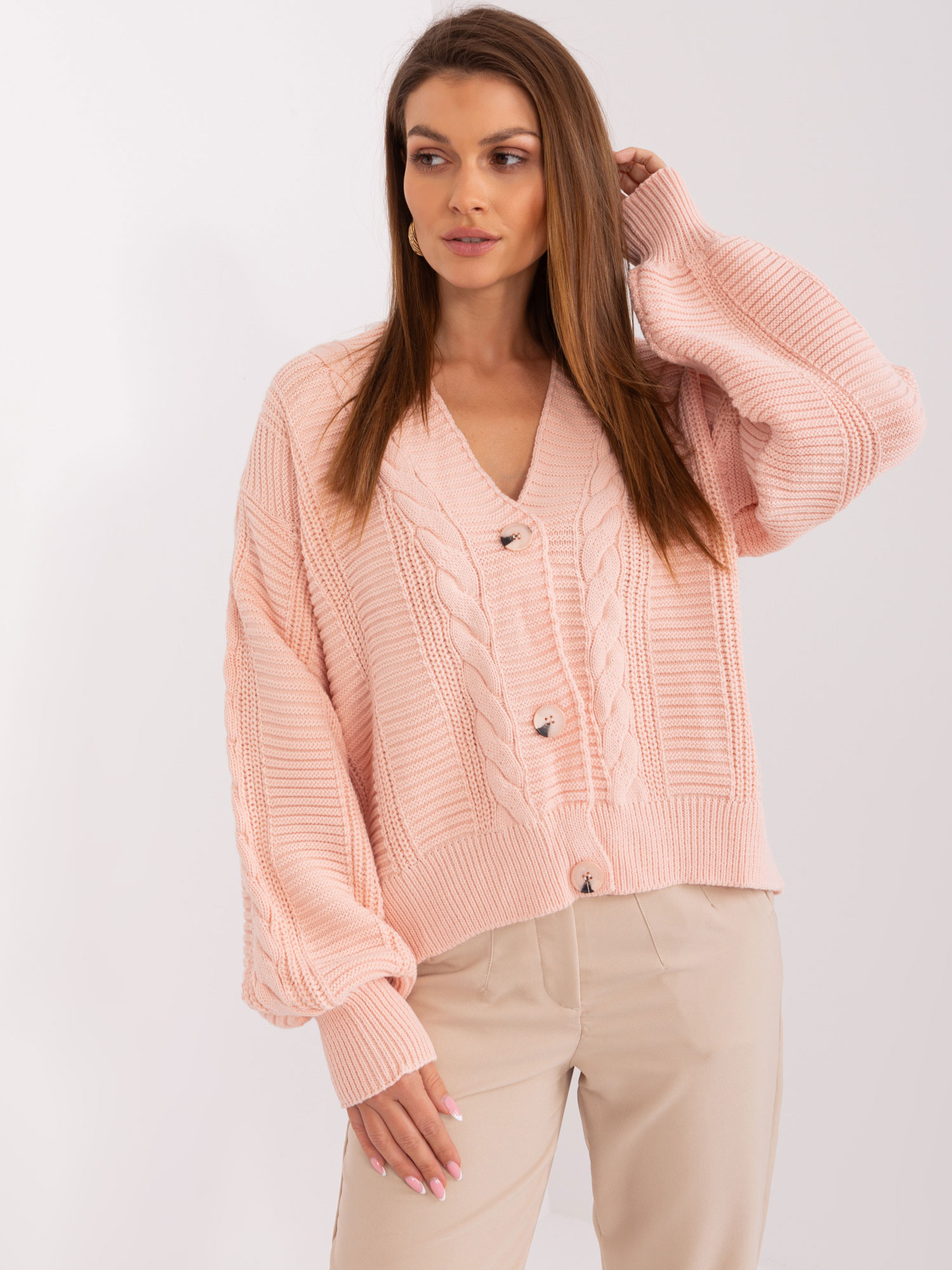 SVĚTLE RŮŽOVÝ SVETR NA KNOFLÍKY S COPÁNKOVÝM VZOREM LC-SW-0588.21X-LIGHT PINK Velikost: ONE SIZE