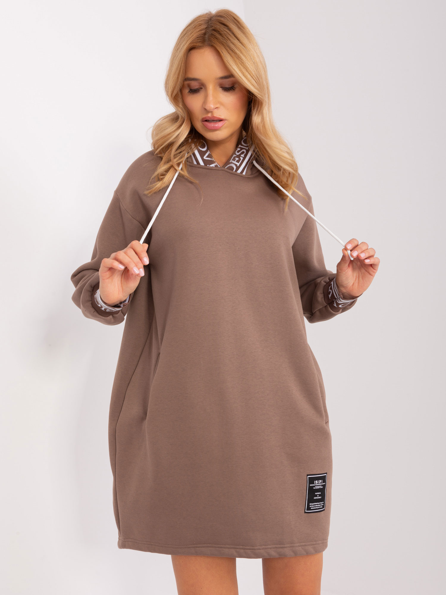 Hnědé mikinové šaty s kapsami RV-TU-9224.95P-brown Velikost: S/M