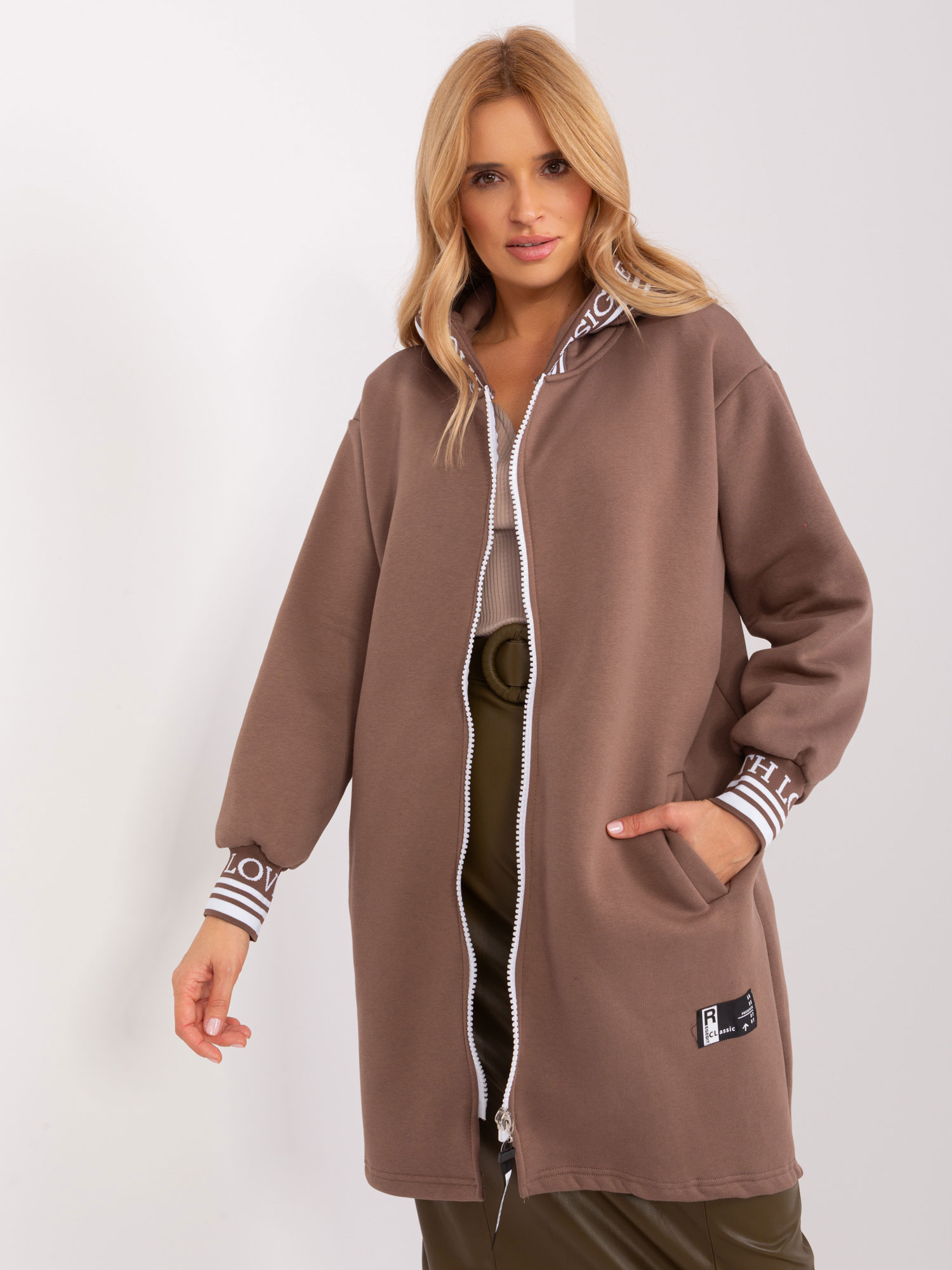 HNĚDÁ DLOUHÁ MIKINA NA ZIP RV-BL-9225.96P-BROWN Velikost: L/XL