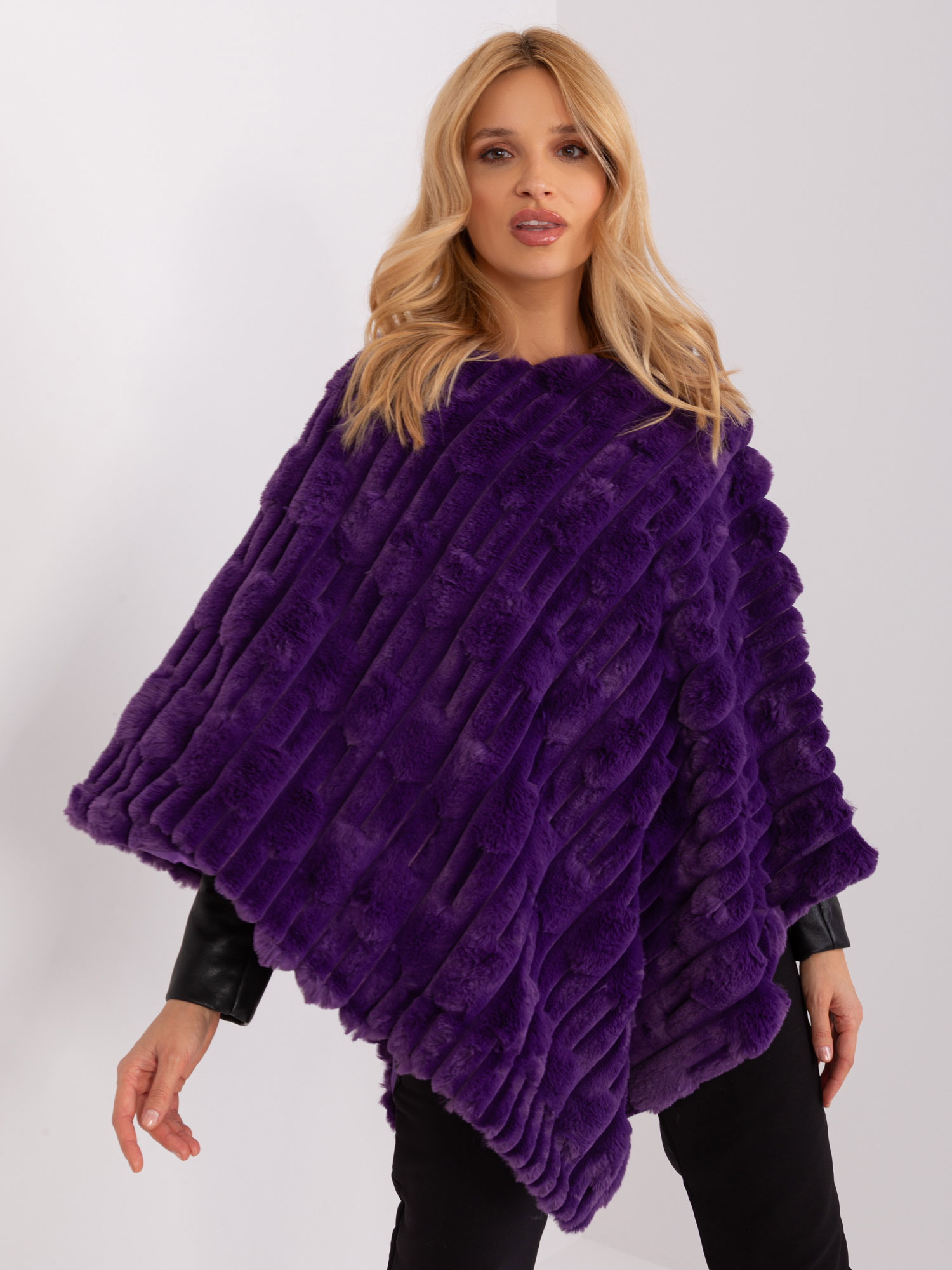 TMAVĚ FIALOVÉ KOŽEŠINOVÉ TEPLÉ PONČO -AT-PN-2347.68-DARK PURPLE Velikost: ONE SIZE