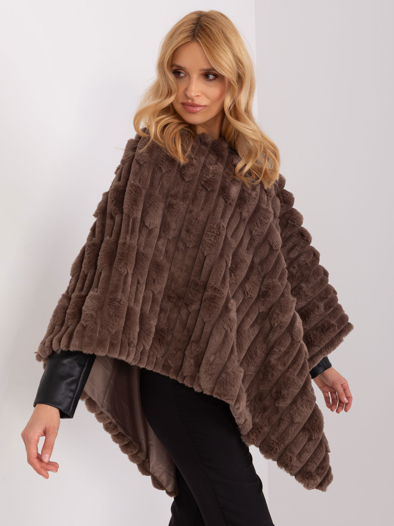 TMAVĚ HNĚDÉ KOŽEŠINOVÉ TEPLÉ PONČO AT-PN-2347.68-BROWN Velikost: ONE SIZE