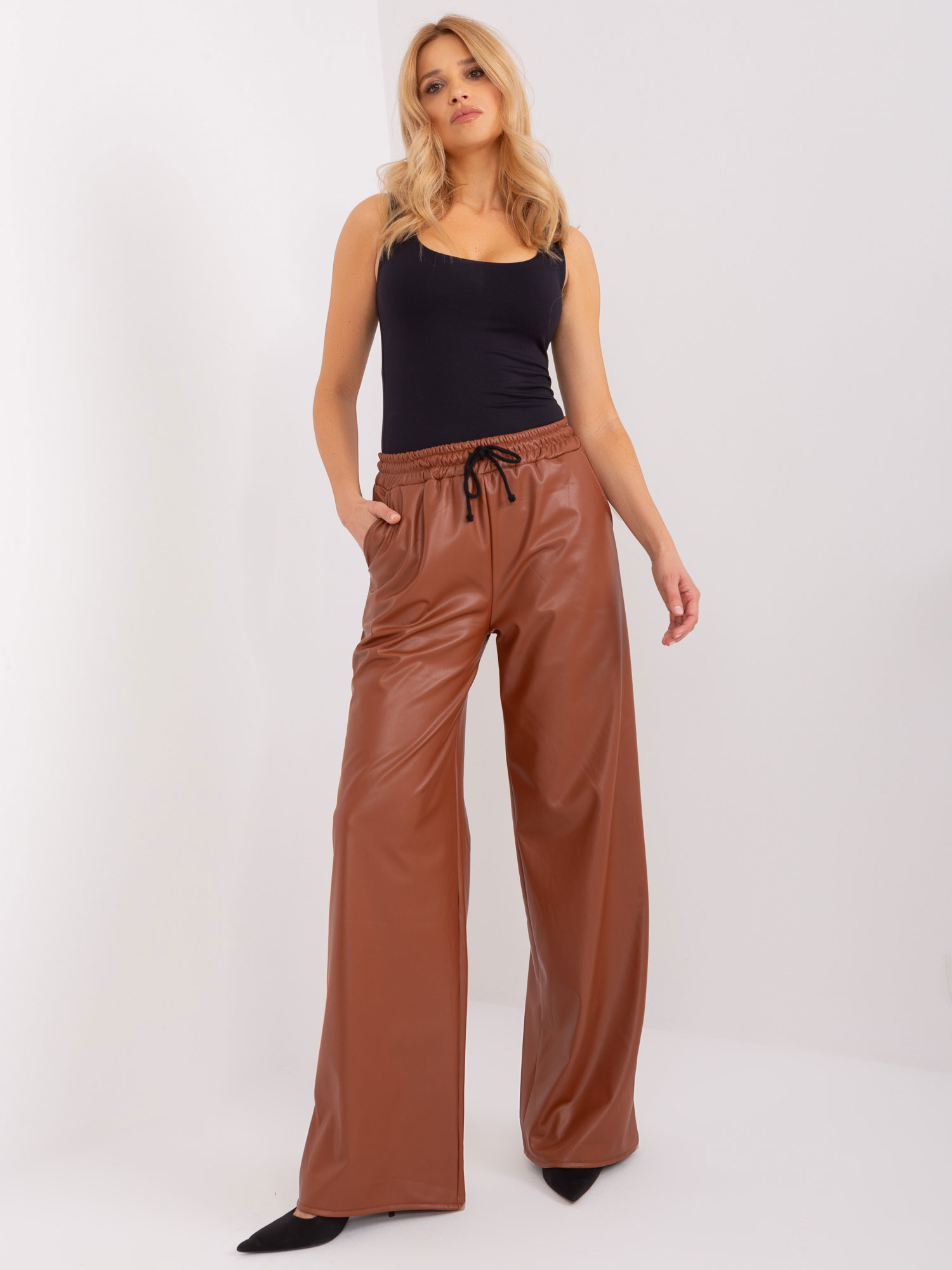 Hnědé zvonové koženkové kalhoty -LK-SP-509453.47-light brown Velikost: L/XL