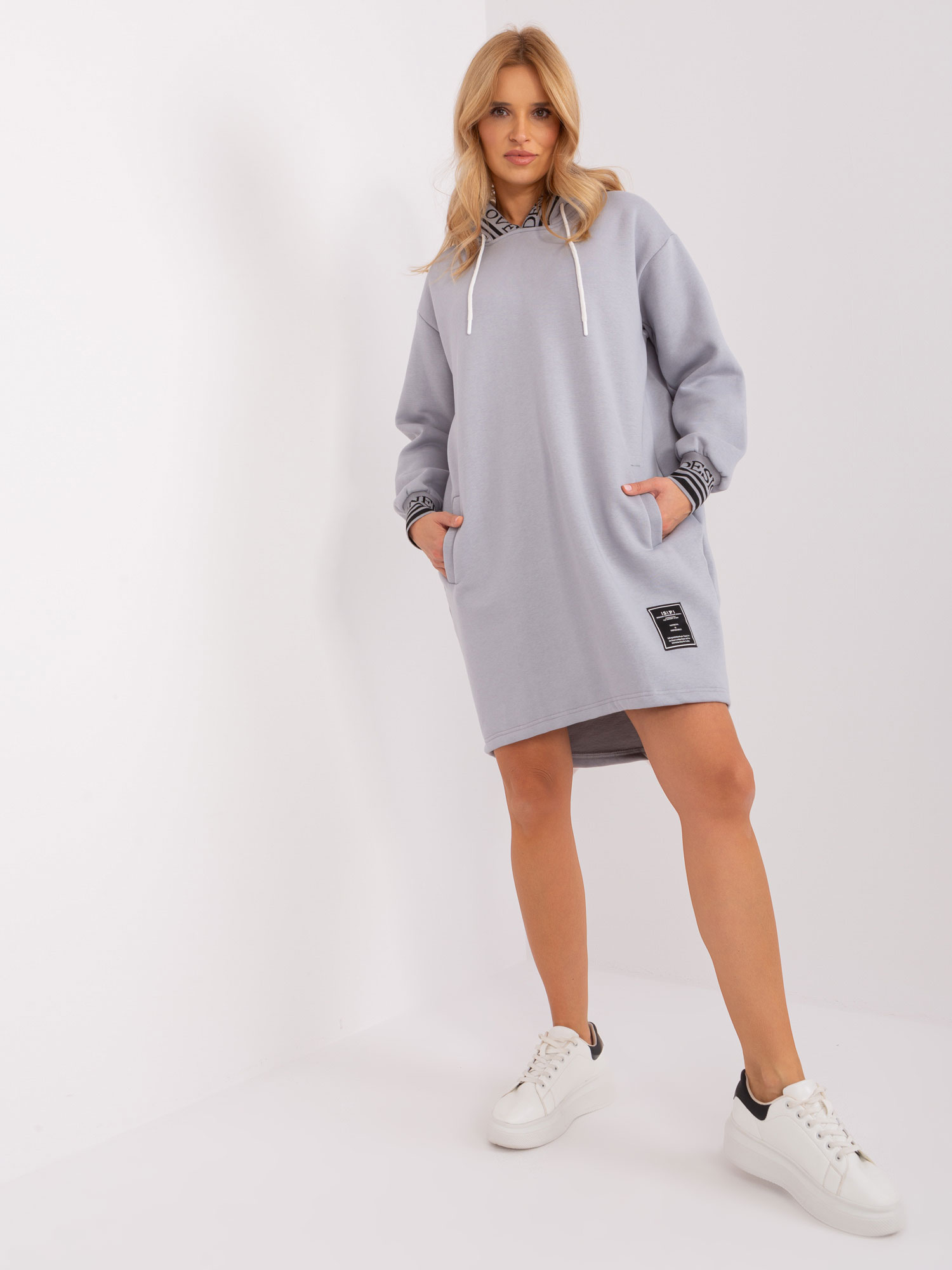 Světle šedé mikinové šaty s kapsami -RV-TU-9224.95P-grey Velikost: L/XL