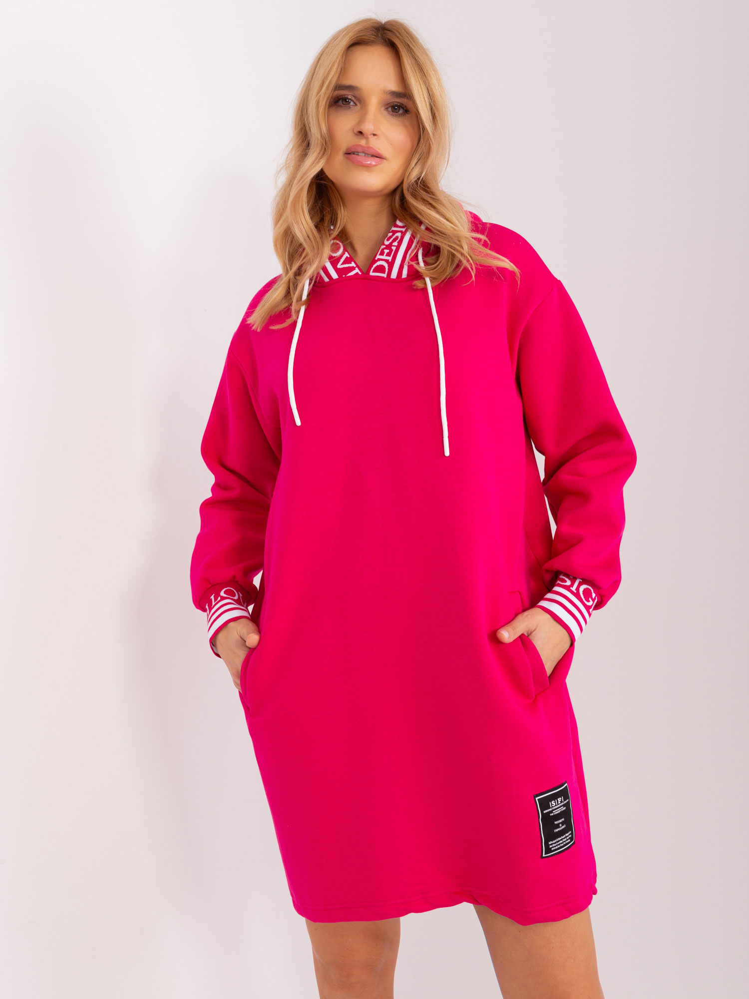 TMAVĚ RŮŽOVÉ MIKINOVÉ ŠATY S KAPSAMI RV-TU-9224.95P-FUCHSIA Velikost: L/XL