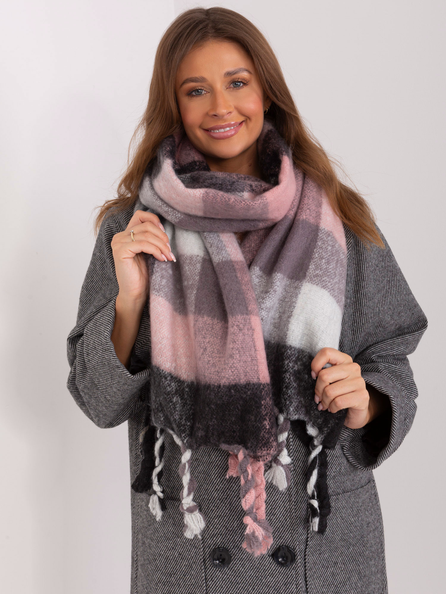 Šedo-růžová károvaná šála s třásněmi AT-SZ-2313501.97-light pink-grey Velikost: ONE SIZE