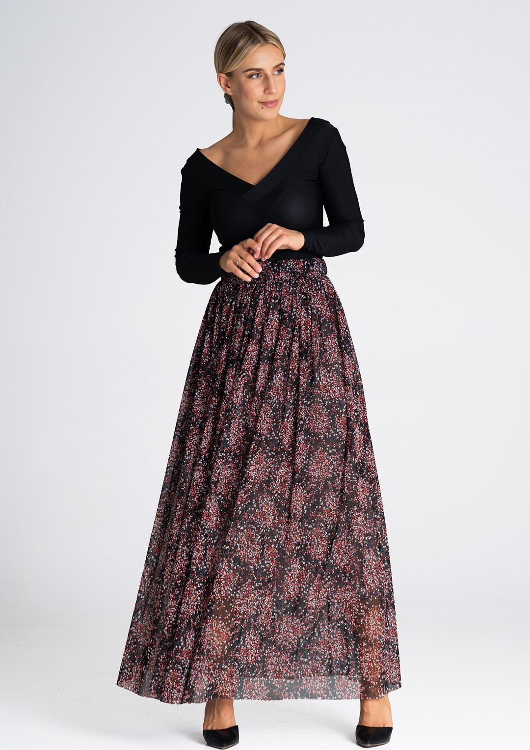 Černá maxi sukně s drobnými květy M956 Wz&#243;r 148 Velikost: L/XL